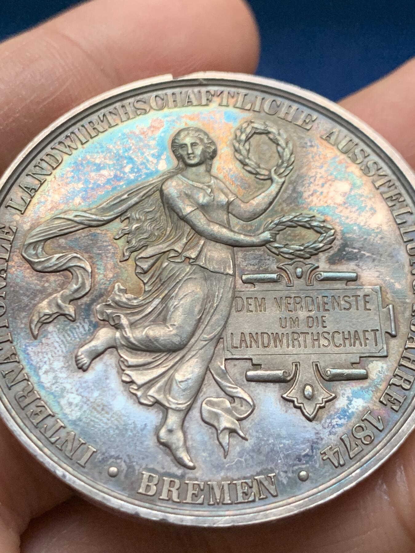 《竞宝斋》第463-465场 周日，周一，周二，3场连拍 （全场包邮）欢迎送拍 德国不来梅市大银章，1874年德国国际土木工程银章，直径43.3MM，49.45克，品相UNC，带彩，细节见图。