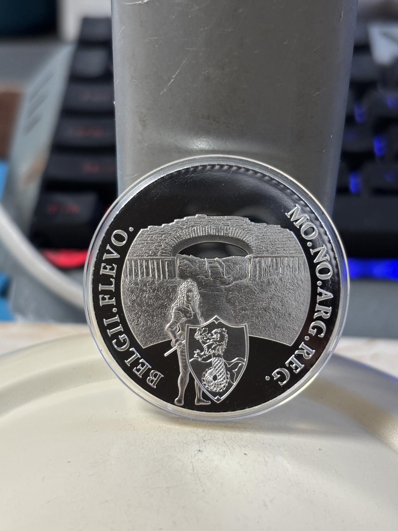 第190期拍卖 荷兰2023年杜卡特城堡系列城堡纪念银章，837银，28.25克，发行2000枚，盒子有压痕