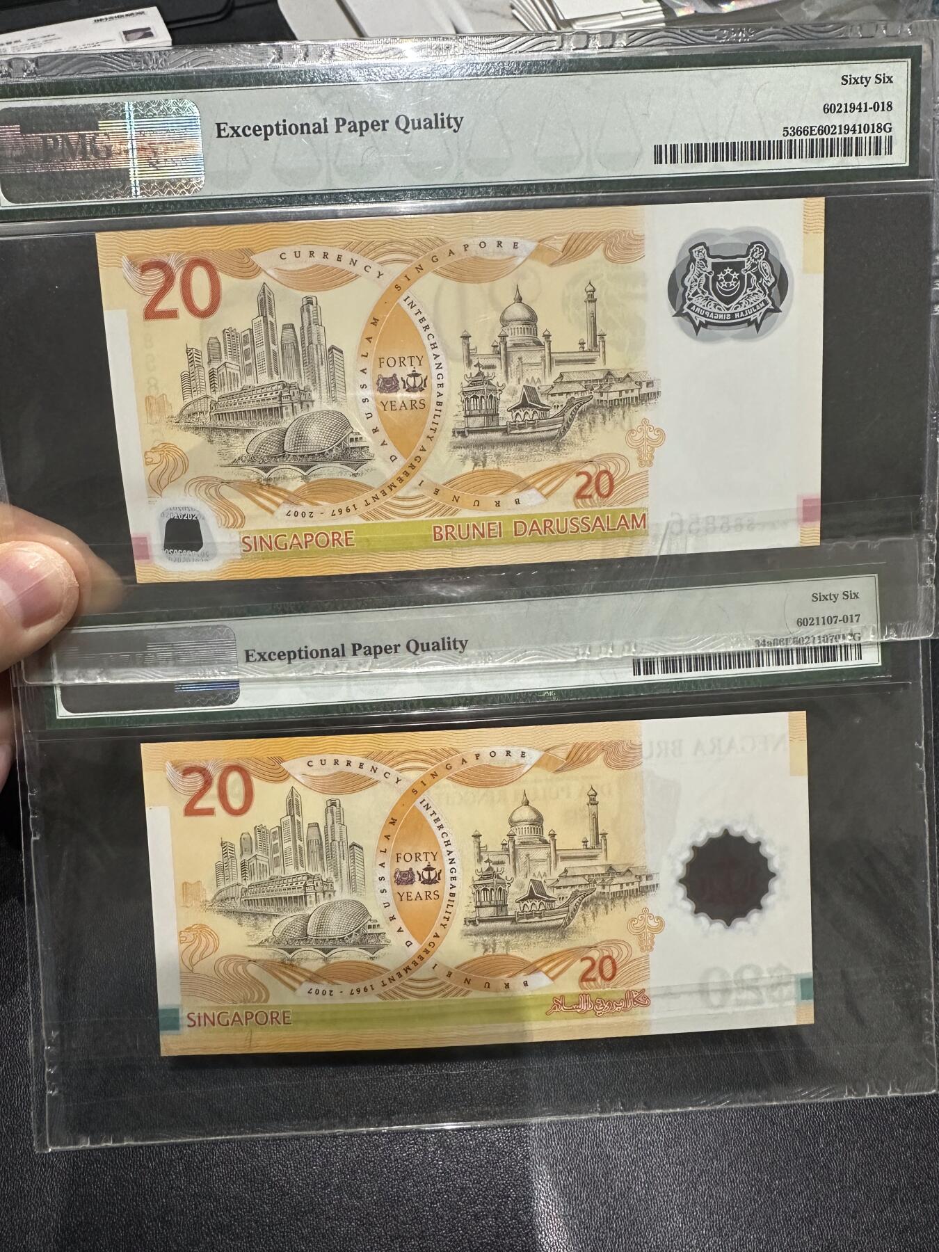 《外钞收藏家》第六百零七期（畅拍场）（本平台长期征集拍品、欢迎藏友们联系合作） 2007年新加坡和文莱20纪念钞 2张一起 PMG66