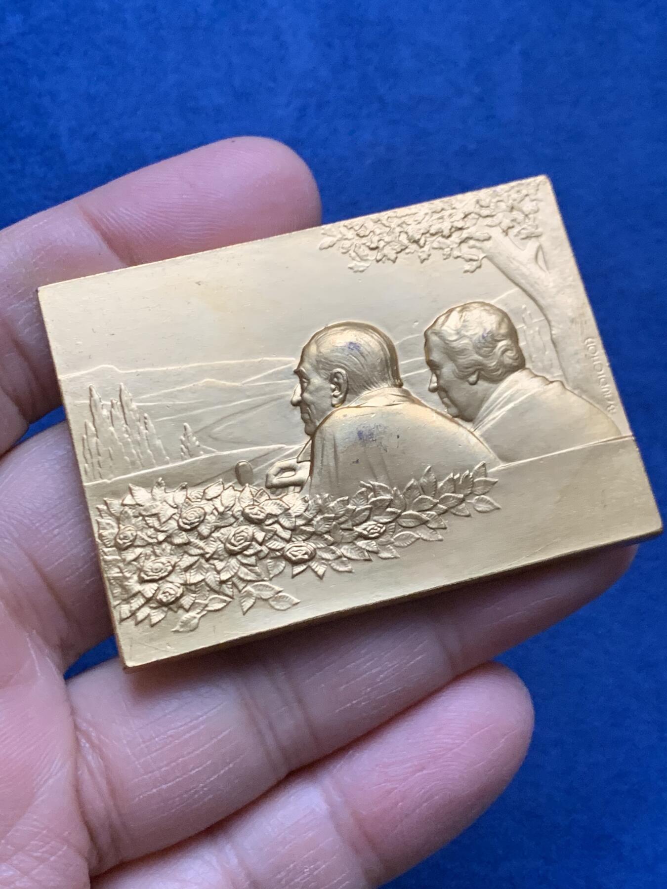 《竞宝斋》第464场 周日，周一，周二，3场连拍 （全场包邮）欢迎送拍 1984年法国名家波迪松新艺术经典【金婚纪念】镀金大铜章，品相极好，正面一对夫妇在树下笑看远山 流水和桥梁，寓意好，直径：55.5*40.3MM，重量：76.2g