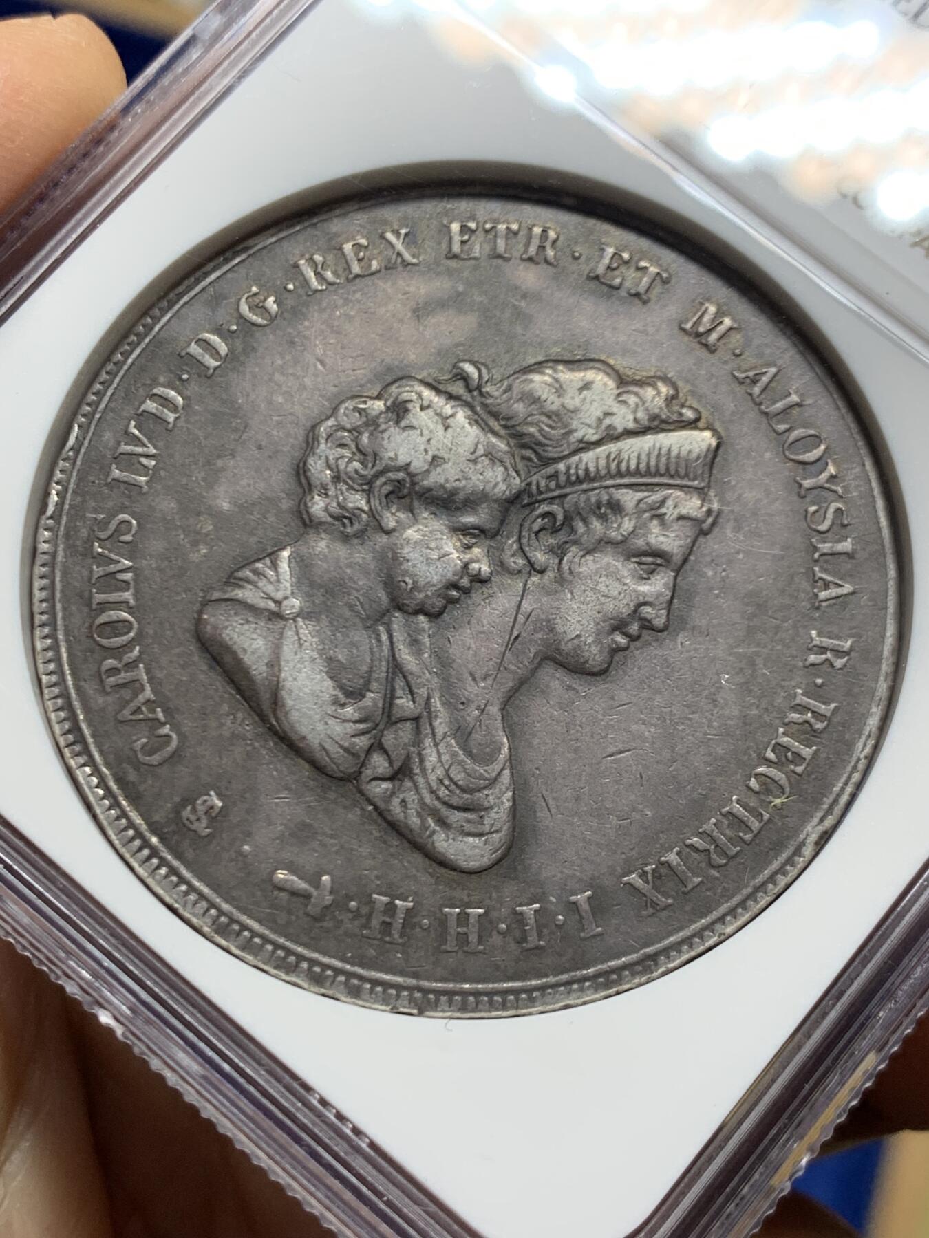 《竞宝斋》第464场 周日，周一，周二，3场连拍 （全场包邮）欢迎送拍 NGC XFD 意大利 托斯卡纳大公国 1807年 10里拉 银币 著名的母子大银 拿系币的经典品种 牛毛细纹不影响整体 传世黑包浆 状态不错