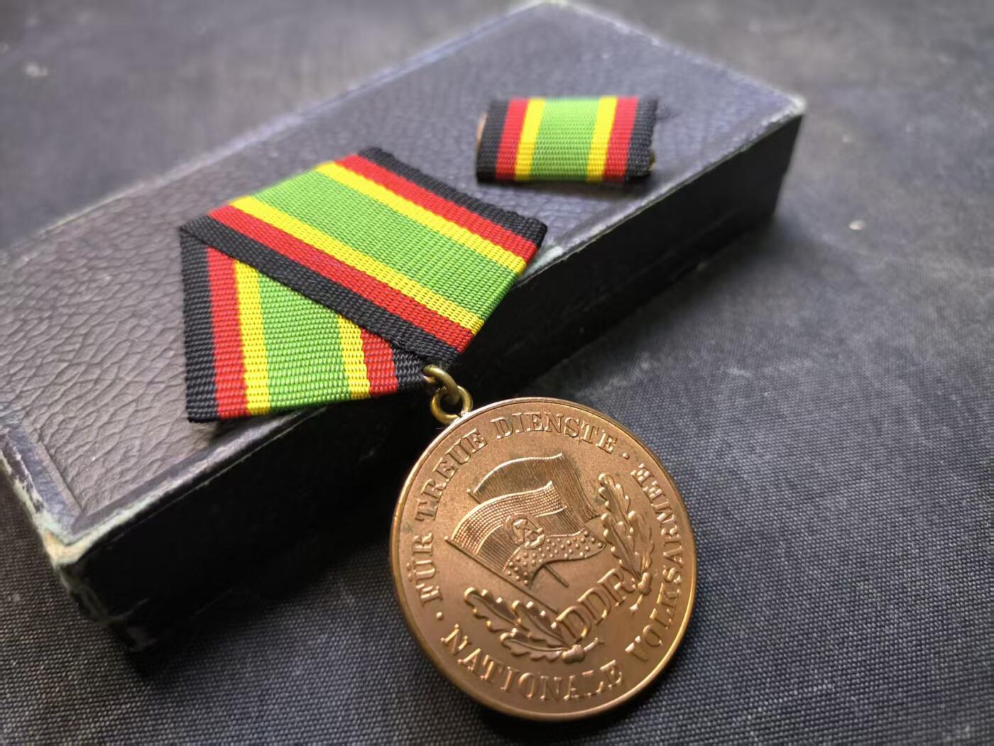 （店主清仓 大量自藏 制服徽章盛宴）罗岚⭐爱藏⭐甄选专拍第五场-分享拍场赚佣（实体经营） 民主德国人民军铜级忠诚服役奖章带盒略 早期T2版提手挂 绒底皮质盒