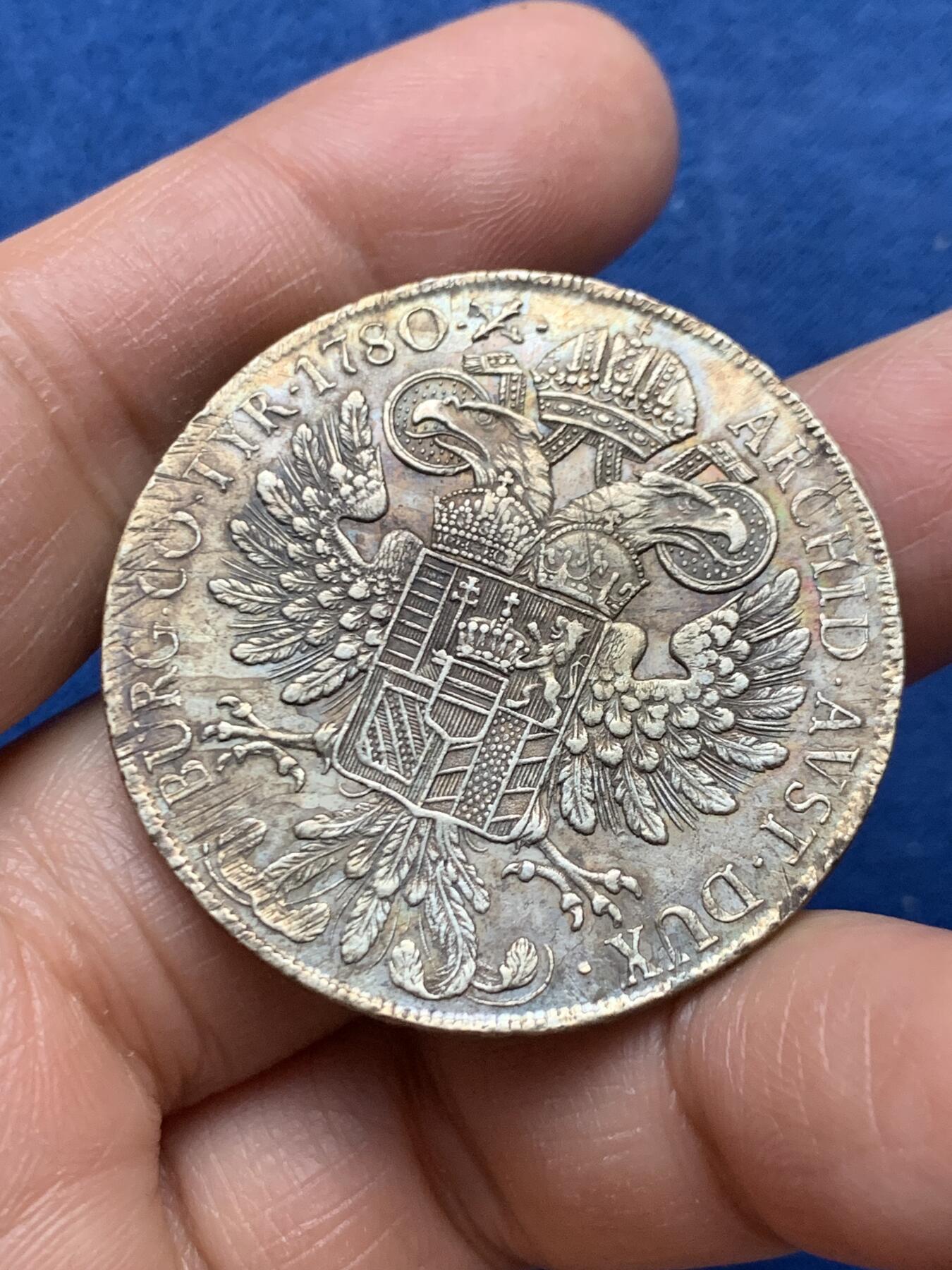 《竞宝斋》第464场 周日，周一，周二，3场连拍 （全场包邮）欢迎送拍 1817至1833年威尼斯版玛丽亚·特蕾莎贸易银币，目录编号：Hafner 37a。重约27.83克。面值：1泰勒。该品为女皇逝世后，为了迎合近中东贸易货币使用习惯，由奥属意大利威尼斯造币厂铸造的版本，主要流通于北非、近中东地区，是历史上真正参与流通的行用币！近未流通状态，背面为减重痕。