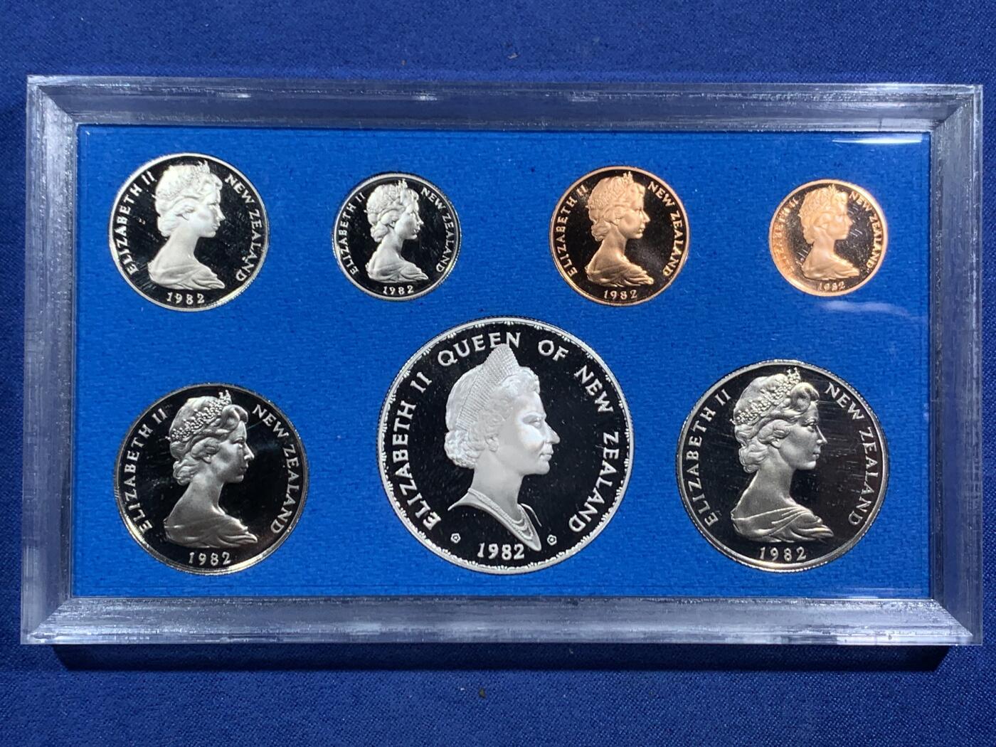 《竞宝斋》第464场 周日，周一，周二，3场连拍 （全场包邮）欢迎送拍 新西兰1982年伊丽莎白二世精制套币，其中最大面值的一元为银币，27.216克，925银
