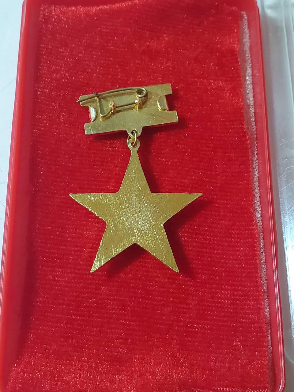 韵星假日军品类拍卖第三十九期暨默多克中校夫妇专场 -- Rimey Holidays Militaria Auction 39 & The Modoks Collection  越南社会主义共和国英雄母亲金星 带原盒 非地摊后造 第一版