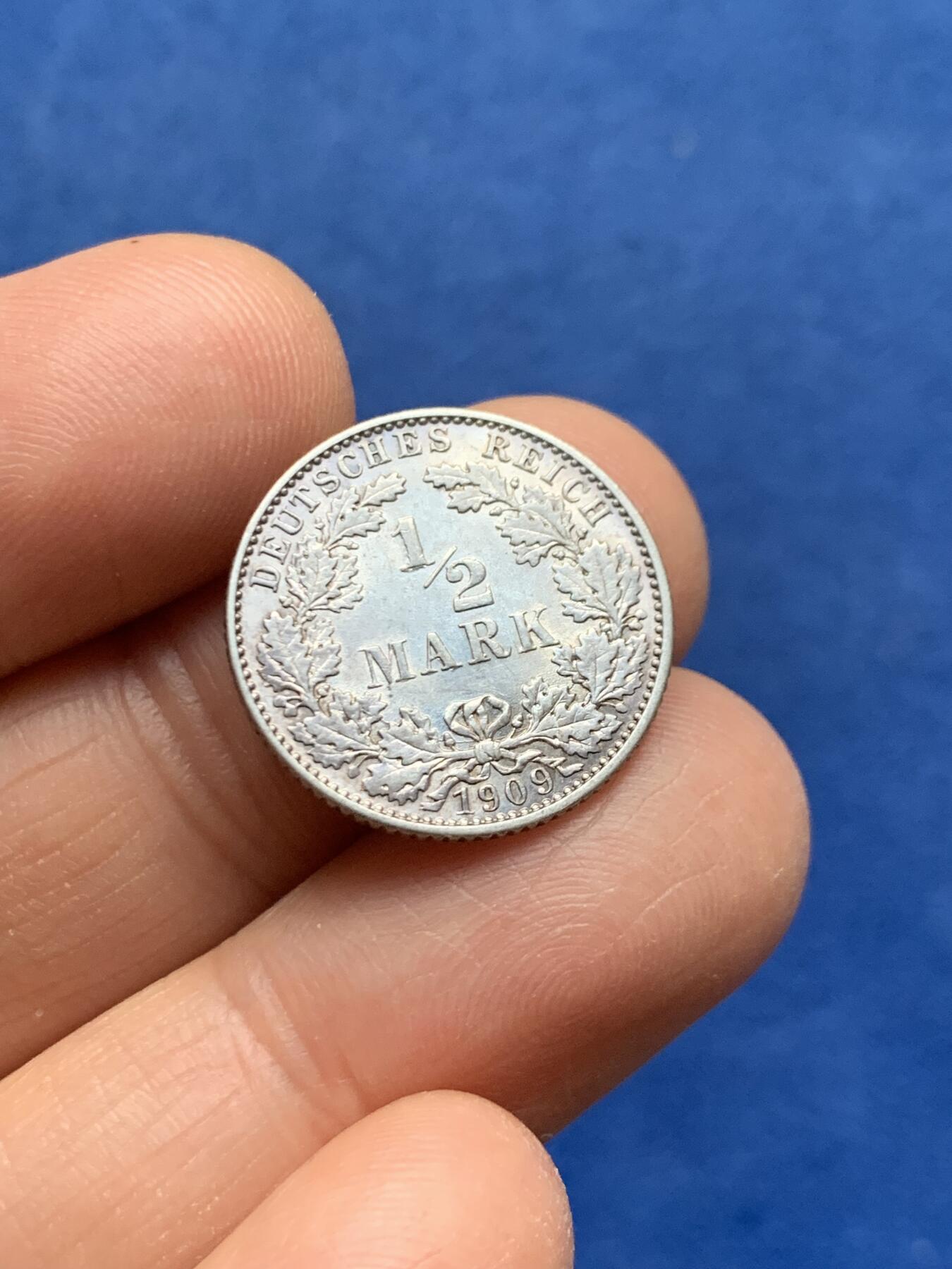 《竞宝斋》第464场 周日，周一，周二，3场连拍 （全场包邮）欢迎送拍 德国1909年E厂1/2马克银币 900银 2.75克 未流通品 这一年发行量只有745106枚 书价很高