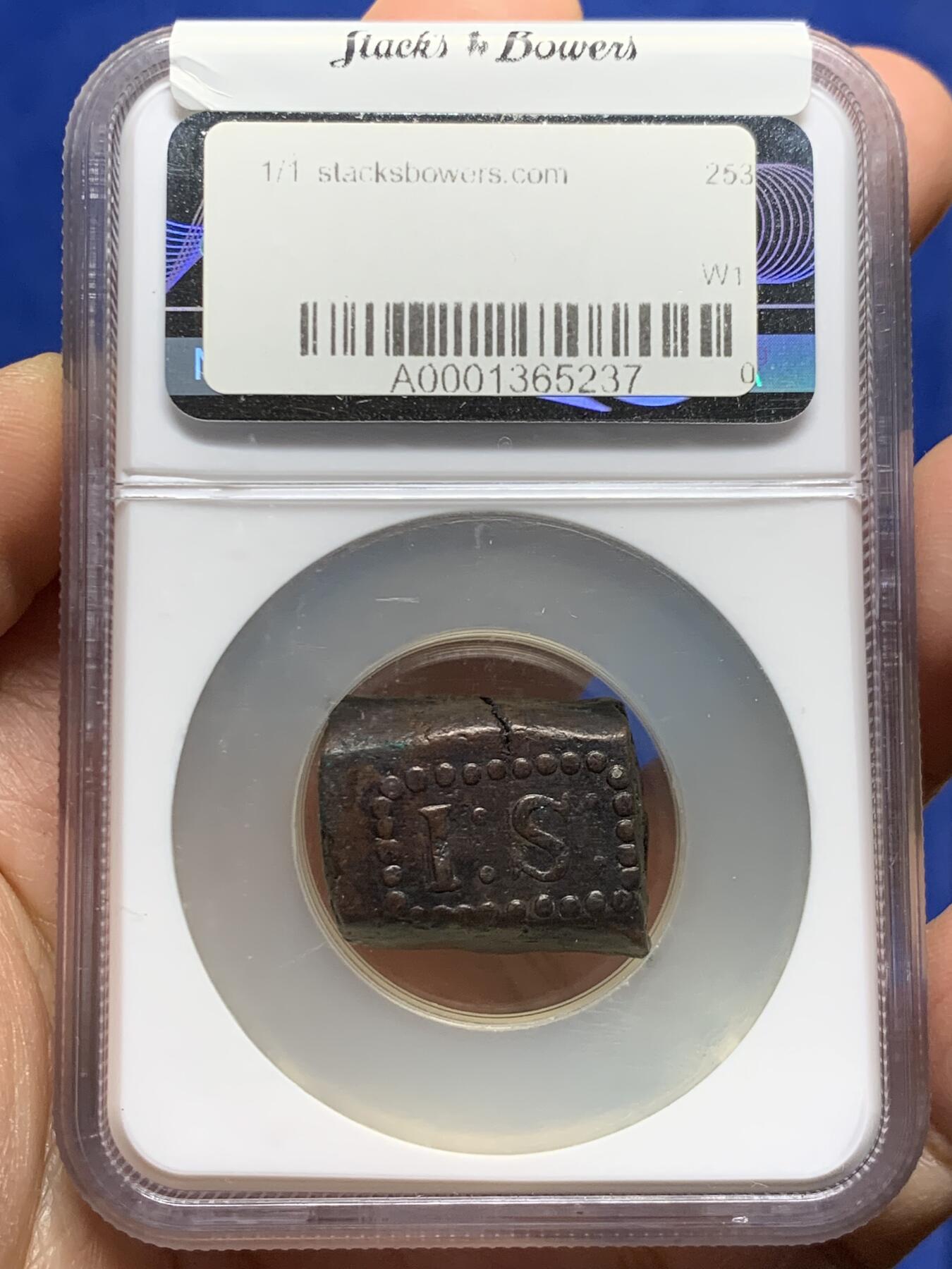 《竞宝斋》第464场 周日，周一，周二，3场连拍 （全场包邮）欢迎送拍 NGC AU50BN 荷属东印度爪哇1797年1Stuiver铜饼，稀少品种，厚重古朴的铜块币。此品种出分极难，更高仅有6枚，同年稀奇此前仅拍过XFD 加厚盒装