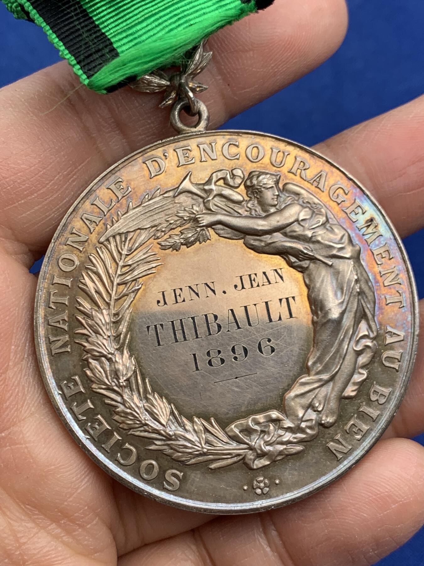 《竞宝斋》第464场 周日，周一，周二，3场连拍 （全场包邮）欢迎送拍 法国带环纯银镀金章，1896年某音乐比赛勋章，手里唯一的浮雕高度比章牌本身厚度还高的一枚勋章，浮雕高的感觉都不像压铸的，材质为950银镀金，挂环上有野猪头银标，直径50.6mm，重量46.46g，品相很美，原光背板，五彩包浆，有原装挂环和绶带，和章牌同字的烫金原盒