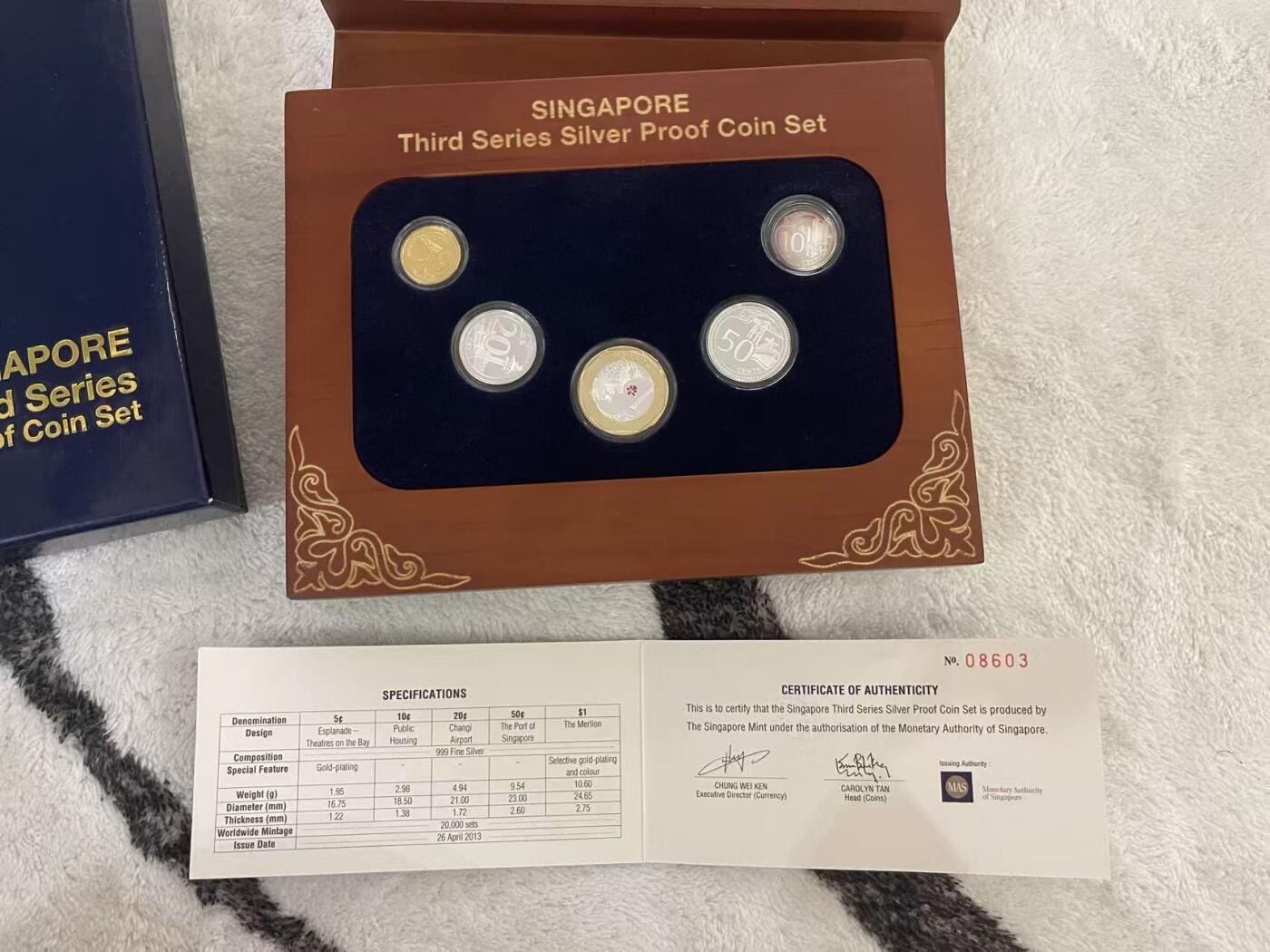 ❤️【币观天下】❤️ 第342期钱币秒杀拍卖场- 2026.2.4秒杀专场 长期征集拍品  新加坡2013年第三版全银精制币 实际发行量8000套 10分有边缘氧化 盒证全齐 