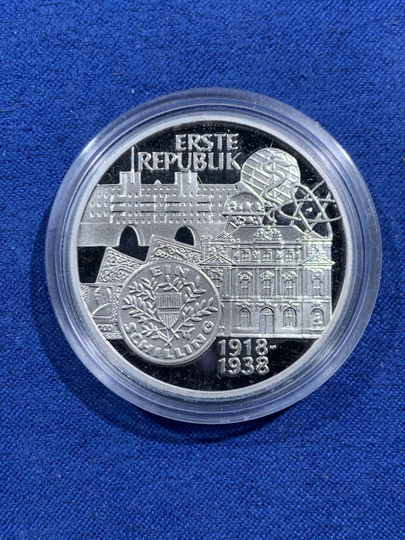 《竞宝斋》第464场 周日，周一，周二，3场连拍 （全场包邮）欢迎送拍 奥地利1995年纪念第一共和国精制银币，正面为奥地利议会大厦前的历史性场景，背面融合了议会建筑、国徽元素与象征工业、科技和文化发展的图案，整体刻画精美，在奥地利纪念币体系中属于较受欢迎的题材之一，34mm，20g，900银