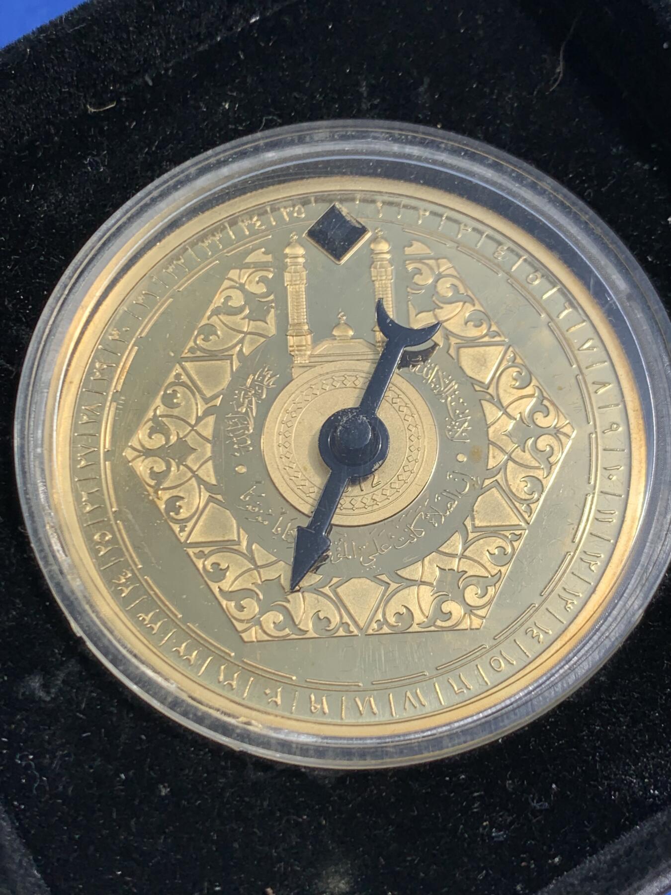 《竞宝斋》第464场 周日，周一，周二，3场连拍 （全场包邮）欢迎送拍 2012年尼日尔100法郎类精制镀金铜币 朝拜指南针 发行量：2千5百 盒证全