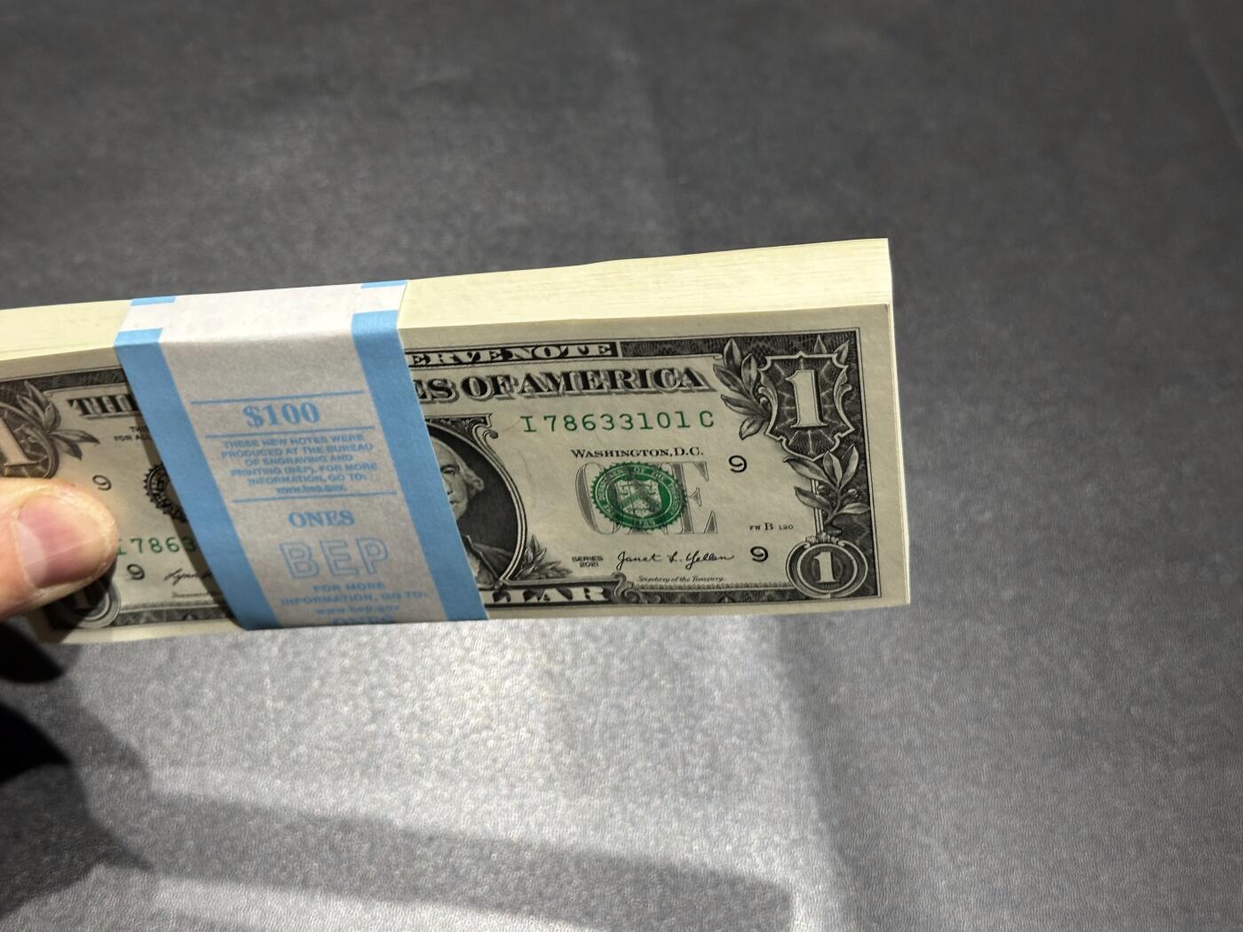 《外钞收藏家》第六百零七期（畅拍场）（本平台长期征集拍品、欢迎藏友们联系合作） 2021年美国1美元 标准100连号 全新UNC 尾101 