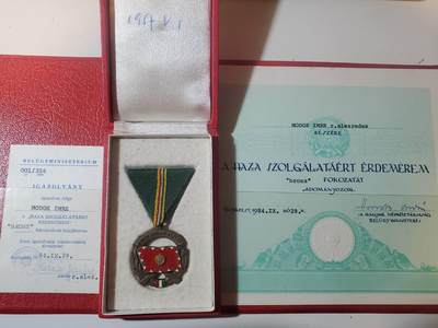 韵星假日军品类拍卖第三十九期暨默多克中校夫妇专场 -- Rimey Holidays Militaria Auction 39 & The Modoks Collection  - 匈牙利人民共和国默多克中校铜级为祖国服务奖章带盒（早期版本）带大证书佩戴证明一套 