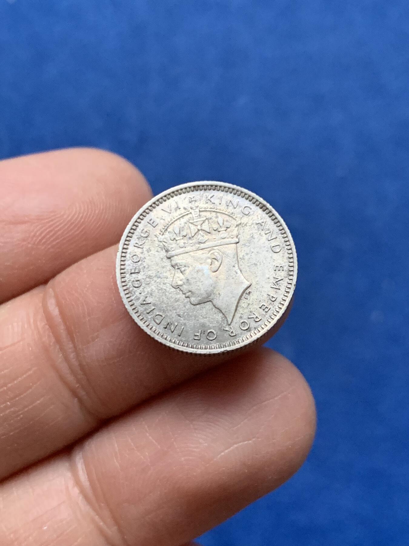 《竞宝斋》第464场 周日，周一，周二，3场连拍 （全场包邮）欢迎送拍 两枚一组 1926年英属海峡乔治五世银币和1941年英属马来亚乔治六世银币（高银版）两个都是面值10分 未流通 转光都很好 底板也不错 适合收藏！