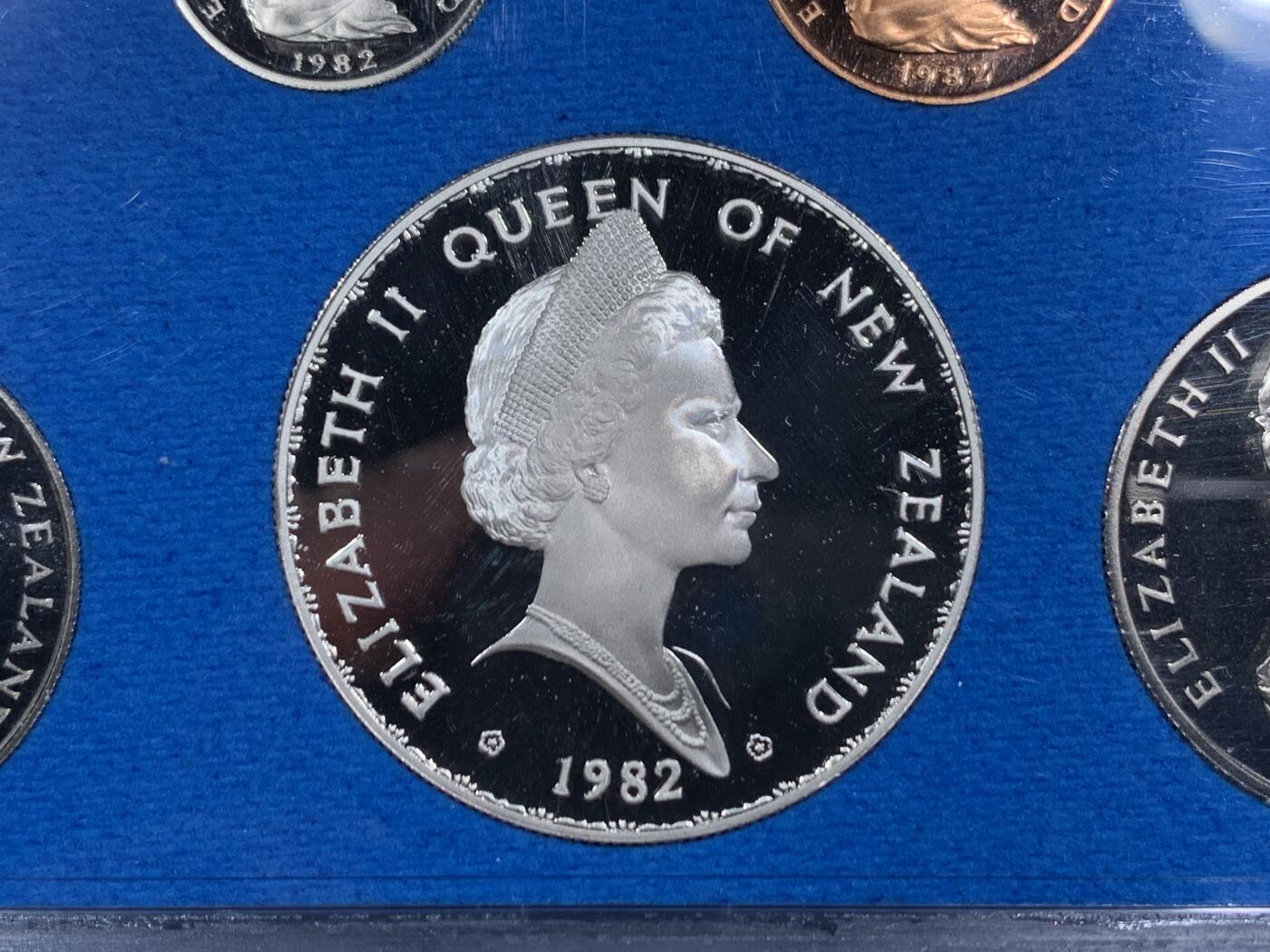 《竞宝斋》第464场 周日，周一，周二，3场连拍 （全场包邮）欢迎送拍 新西兰1982年伊丽莎白二世精制套币，其中最大面值的一元为银币，27.216克，925银