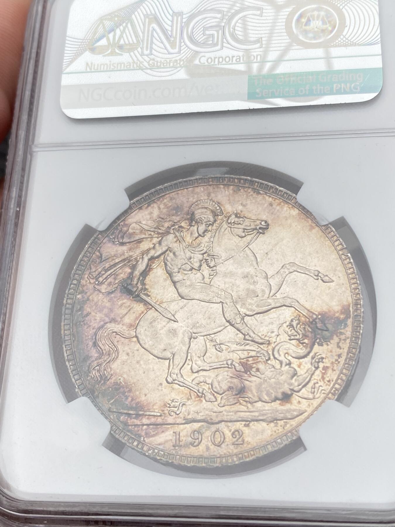 万国钱币拍卖第060期（万国六十期纪念大拍） NGC MS62 1902英国爱德华七世流通马剑克朗 原味转光玫瑰红彩环绕 打制深峻