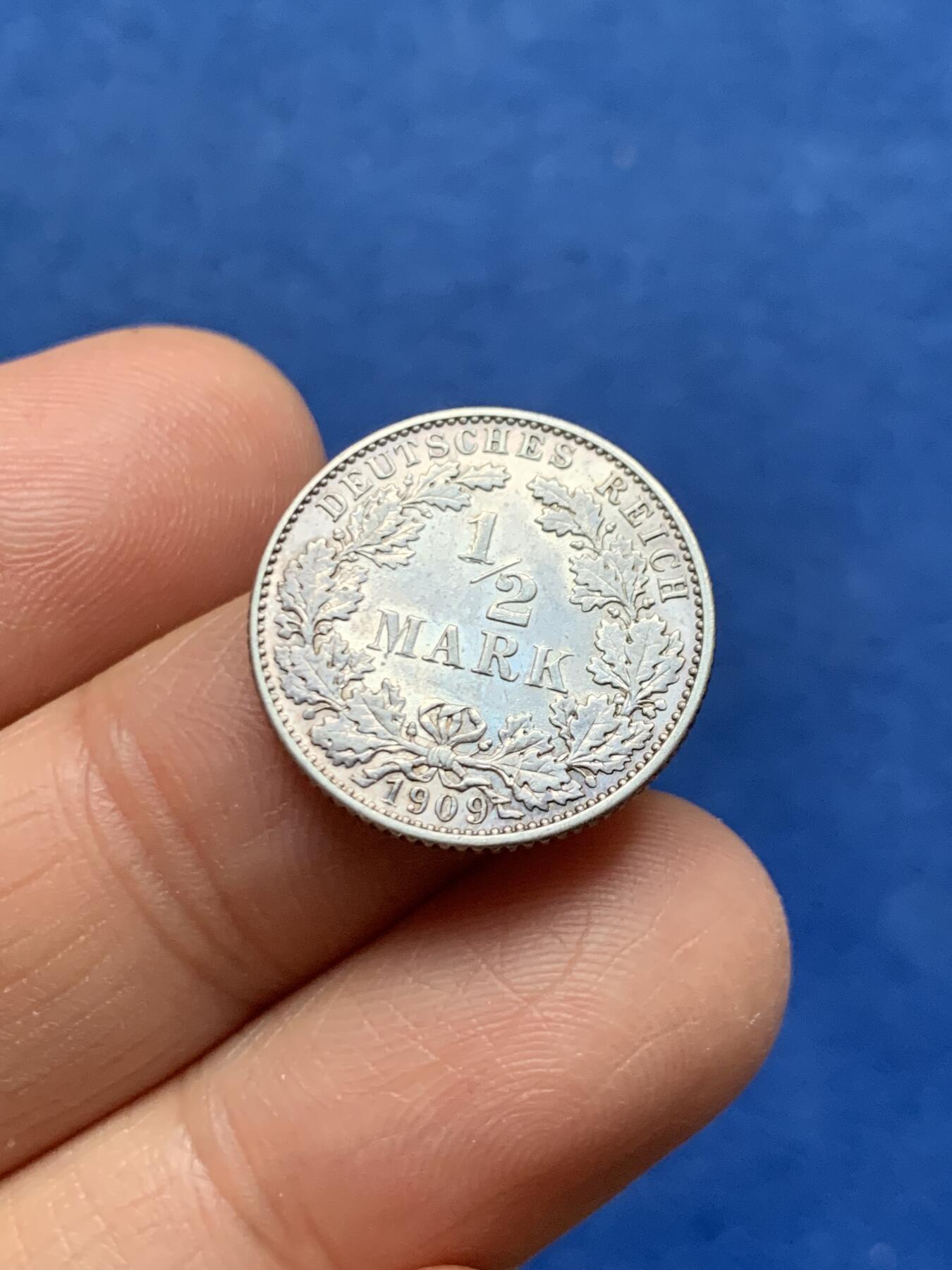 《竞宝斋》第464场 周日，周一，周二，3场连拍 （全场包邮）欢迎送拍 德国1909年E厂1/2马克银币 900银 2.75克 未流通品 这一年发行量只有745106枚 书价很高