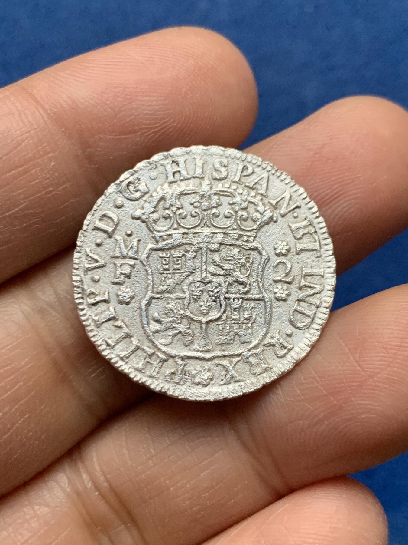 《竞宝斋》第464场 周日，周一，周二，3场连拍 （全场包邮）欢迎送拍 西属墨西哥1739年2里亚尔地球双柱，菲五早期版，地板稍有腐蚀6.33克