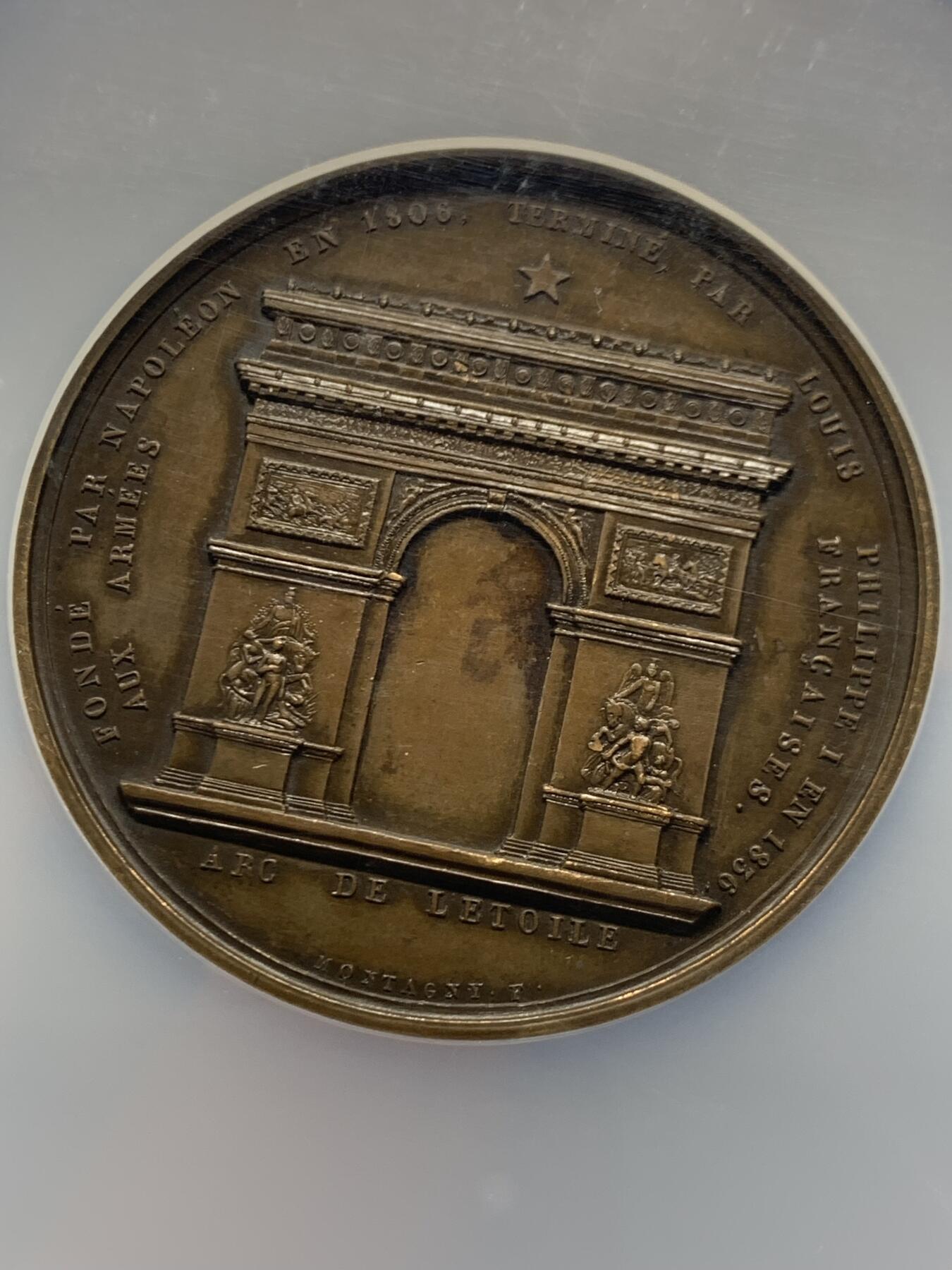 《竞宝斋》第464场 周日，周一，周二，3场连拍 （全场包邮）欢迎送拍 NGC MS61BN 法国1806年拿破仑凯旋门纪念铜章，BRAMSEN作品，稀少品种。正面拿破仑侧像，背面凯旋门高浮雕，打制细节犀利，包浆好状态。加大加厚盒