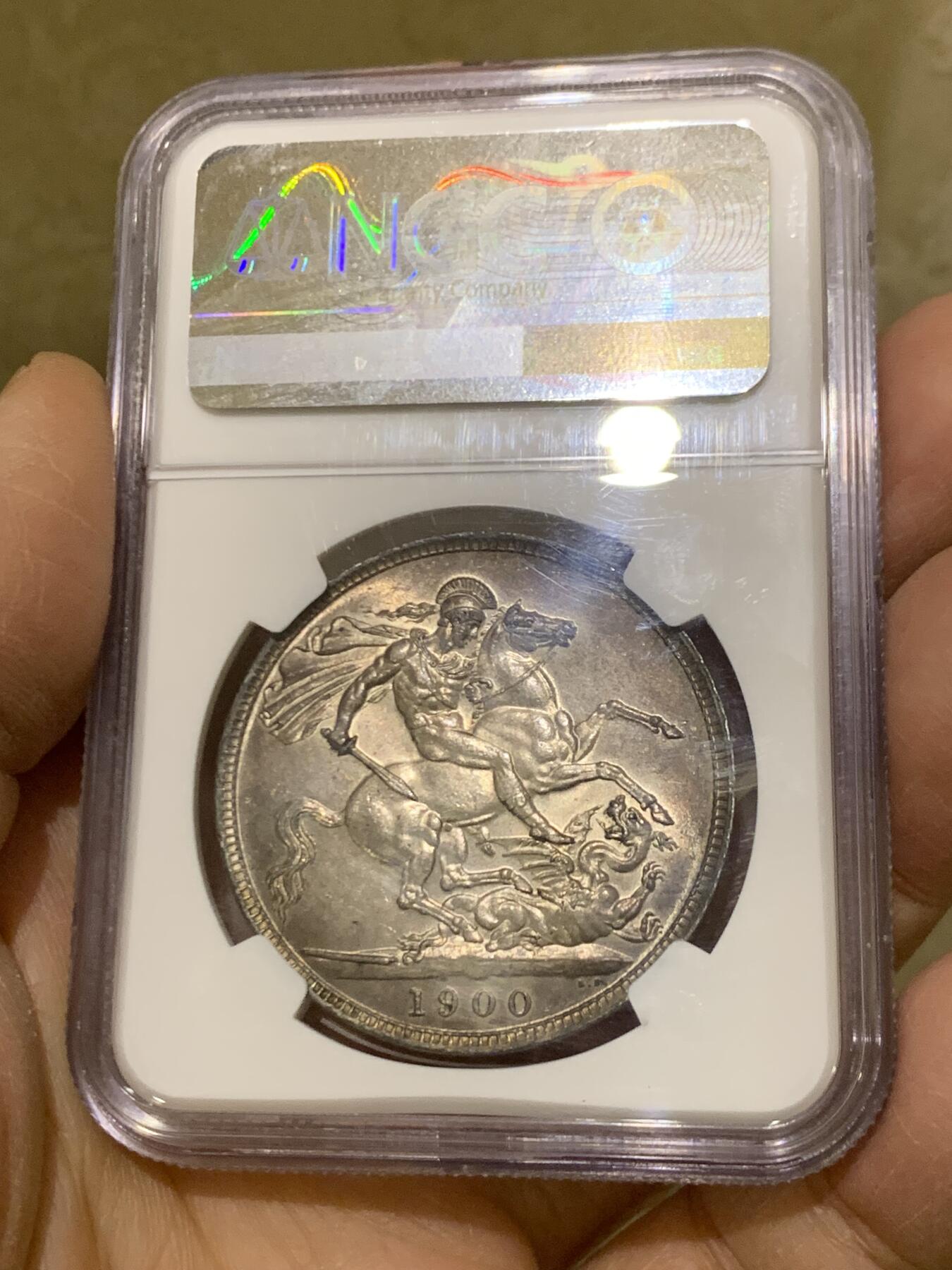 《竞宝斋》第464场 周日，周一，周二，3场连拍 （全场包邮）欢迎送拍 NGC MS62 英国 1900年 维多利亚披纱马剑克朗 极其稀有的LXIII边铭 同分8枚更高分仅9枚 属于好品存世量最少的版别之一 五彩包浆 整体的保存状态非常好