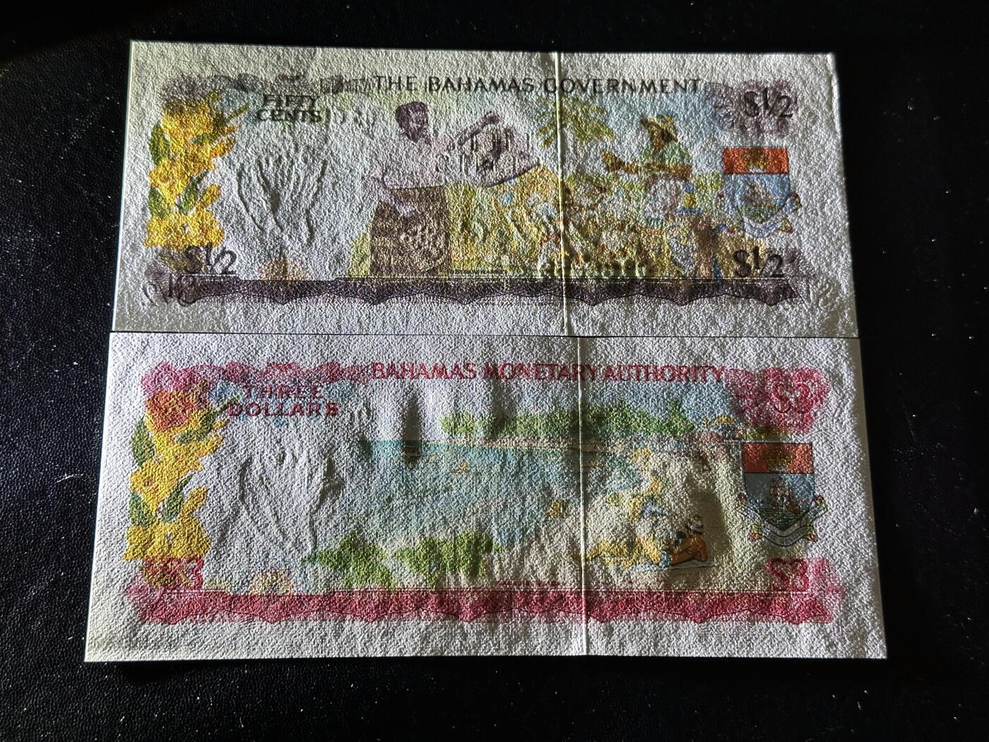 《外钞收藏家》第六百零七期（畅拍场）（本平台长期征集拍品、欢迎藏友们联系合作） 巴哈马女王1/2和3元 2张一起 UNC- 无折 有荧光下瑕疵