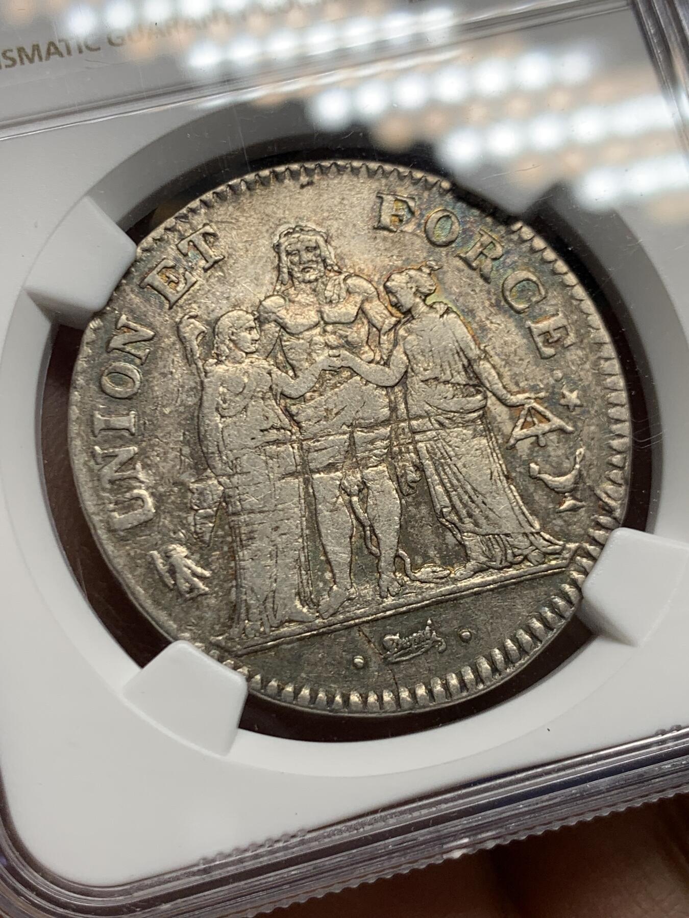 《竞宝斋》第464场 周日，周一，周二，3场连拍 （全场包邮）欢迎送拍 NGC VF25 法国一共大力神5法郎银币AN5K， 人物打制不错，黑彩包浆，老味道，弱打+减重影响了分数，实际上流通磨损并不大，性价比高。