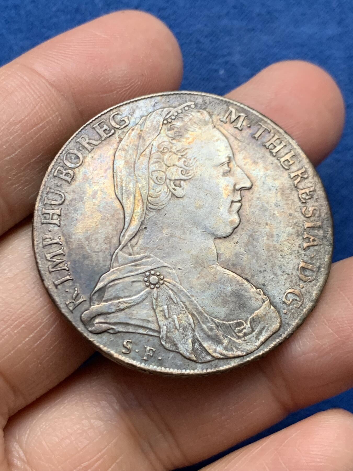 《竞宝斋》第464场 周日，周一，周二，3场连拍 （全场包邮）欢迎送拍 1817至1833年威尼斯版玛丽亚·特蕾莎贸易银币，目录编号：Hafner 37a。重约27.83克。面值：1泰勒。该品为女皇逝世后，为了迎合近中东贸易货币使用习惯，由奥属意大利威尼斯造币厂铸造的版本，主要流通于北非、近中东地区，是历史上真正参与流通的行用币！近未流通状态，背面为减重痕。