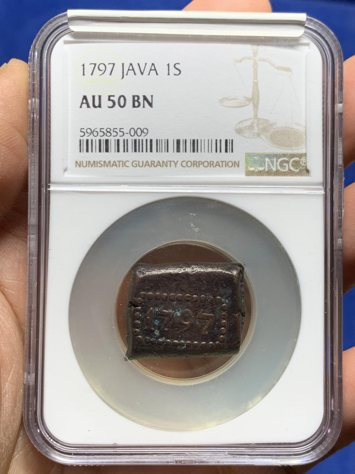 《竞宝斋》第464场 周日，周一，周二，3场连拍 （全场包邮）欢迎送拍 NGC AU50BN 荷属东印度爪哇1797年1Stuiver铜饼，稀少品种，厚重古朴的铜块币。此品种出分极难，更高仅有6枚，同年稀奇此前仅拍过XFD 加厚盒装