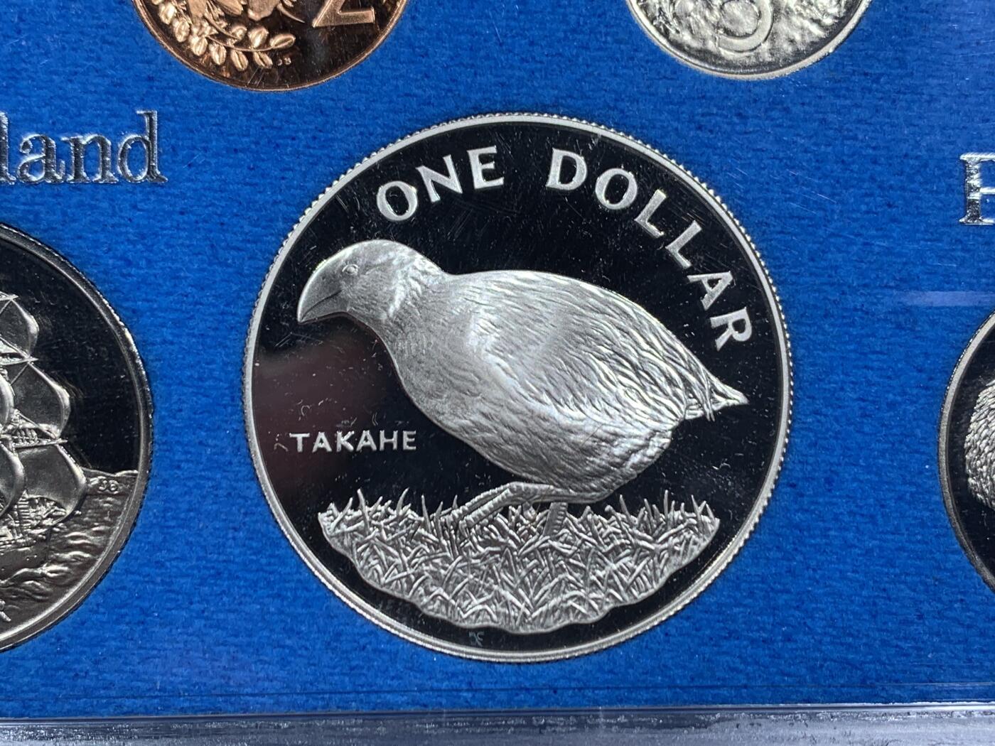 《竞宝斋》第464场 周日，周一，周二，3场连拍 （全场包邮）欢迎送拍 新西兰1982年伊丽莎白二世精制套币，其中最大面值的一元为银币，27.216克，925银