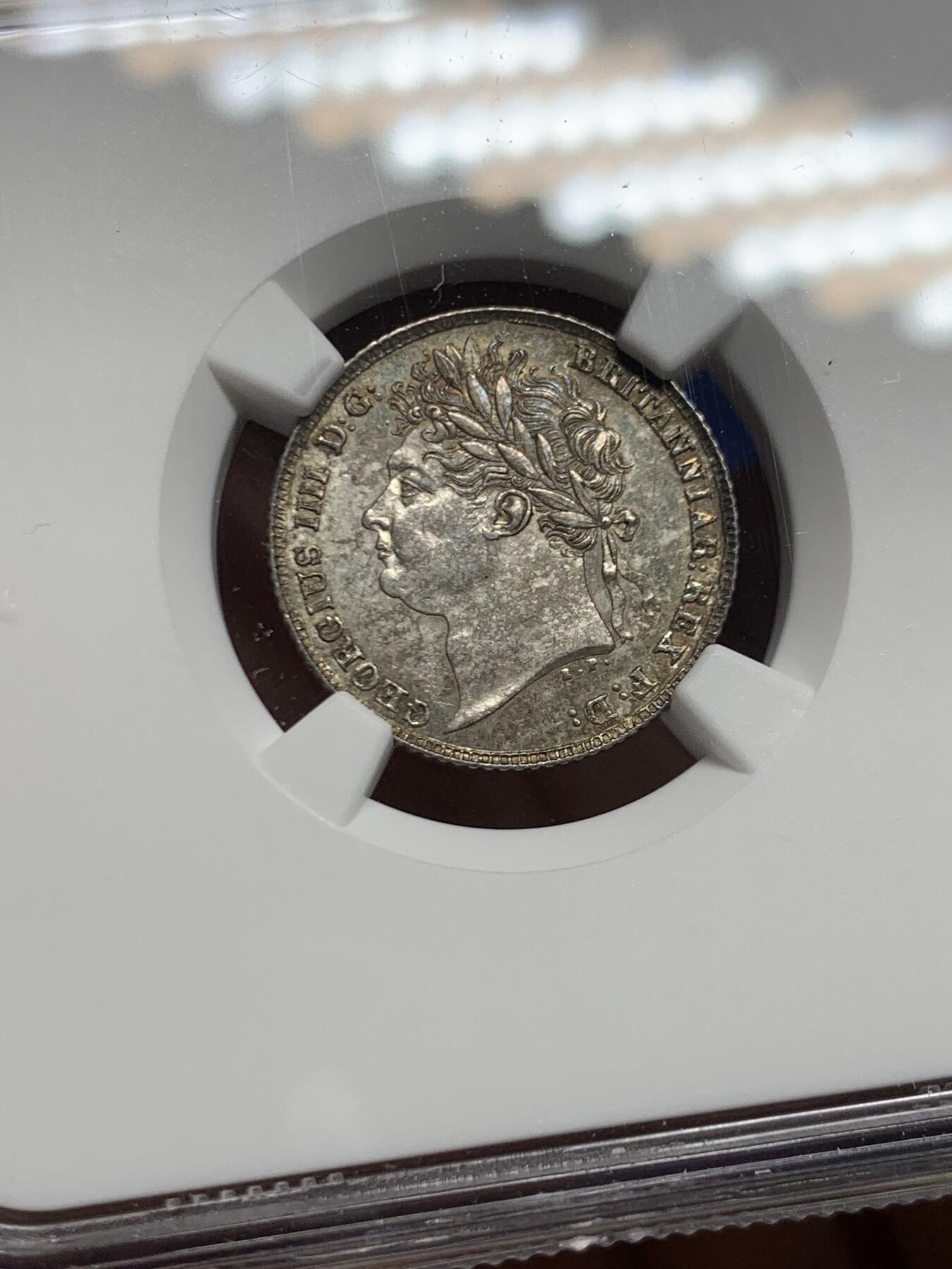 《竞宝斋》第464场 周日，周一，周二，3场连拍 （全场包邮）欢迎送拍 NGC MS62 英国1824年乔治四世国王6便士银币，铸造于英国皇家造币厂，正面有明显的镜面感以及蓝调包浆，非常漂亮，背面灰色包浆，细节完整。整体非常舒服。