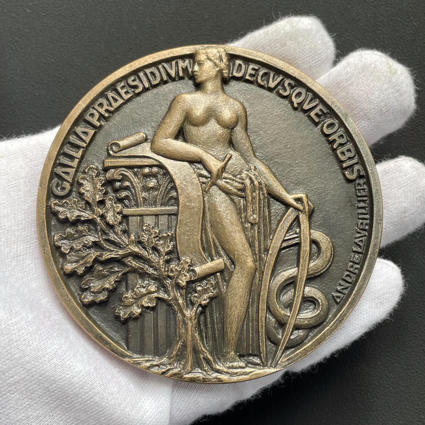 「木头集藏」“ 新岁撷珍”——章牌精品专场！ André Lavrillier～1942年法国SFAM协会限量浇铸铜章“永恒的法兰西” ，直径：82mm，182.3 g，边铭限量编号172。这是章牌之友法兰西协会SFAM在德国占领时期发行的唯一一枚作品，其名称“永恒的法兰西”引用自贝当元帅在他向德国投降前夕的1940年10月30日对法国人民的广播讲话——“请保持你们对永恒的法兰西的信念”。