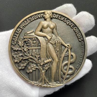 「木头集藏」“ 新岁撷珍”——章牌精品专场！ - André Lavrillier～1942年法国SFAM协会限量浇铸铜章“永恒的法兰西” ，直径：82mm，182.3 g，边铭限量编号172。这是章牌之友法兰西协会SFAM在德国占领时期发行的唯一一枚作品，其名称“永恒的法兰西”引用自贝当元帅在他向德国投降前夕的1940年10月30日对法国人民的广播讲话——“请保持你们对永恒的法兰西的信念”。