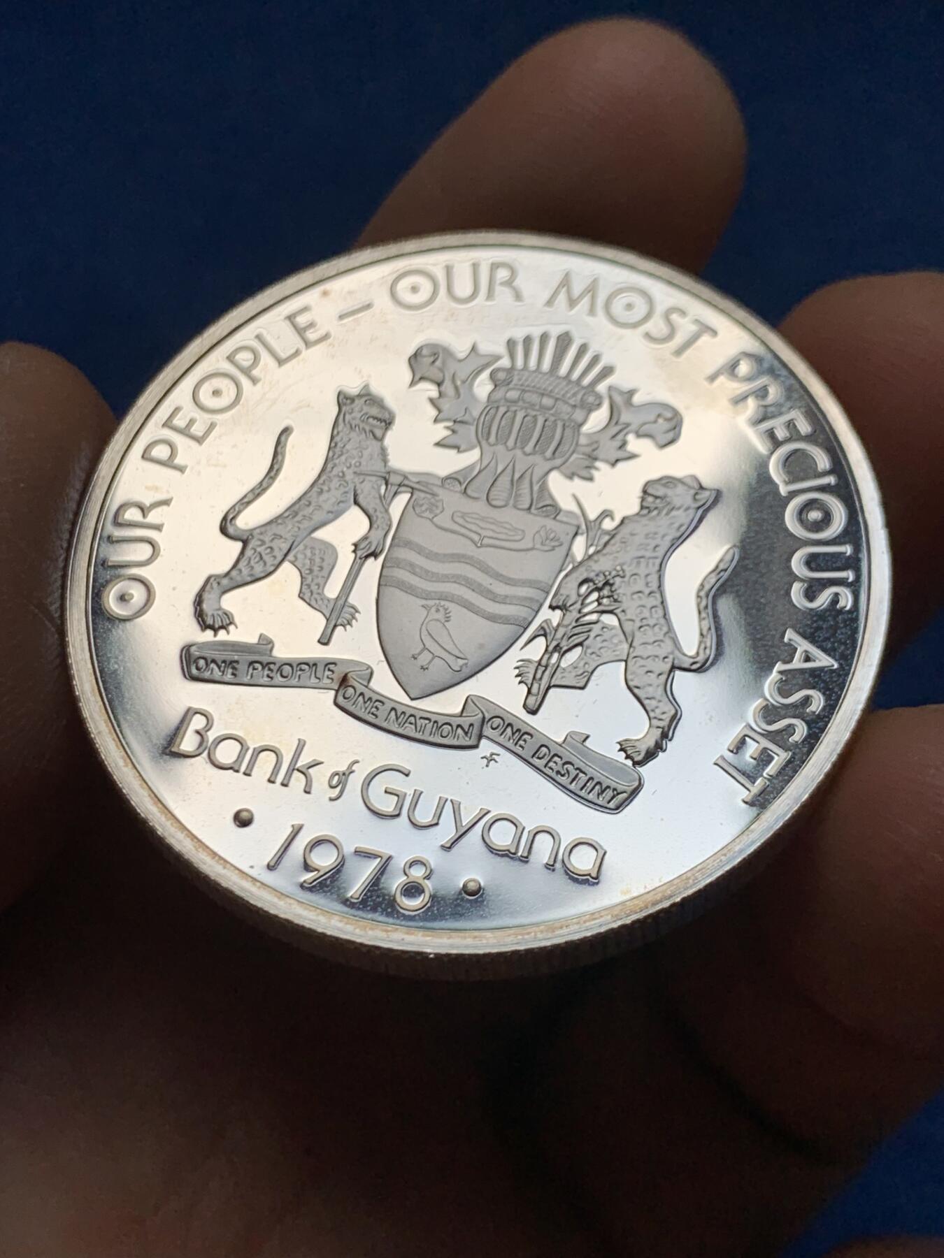 《竞宝斋》第464场 周日，周一，周二，3场连拍 （全场包邮）欢迎送拍 圭亚那1978年5元精制大银币，镜面效果强烈，套币中拆出，37.3克大银币，50%含银量