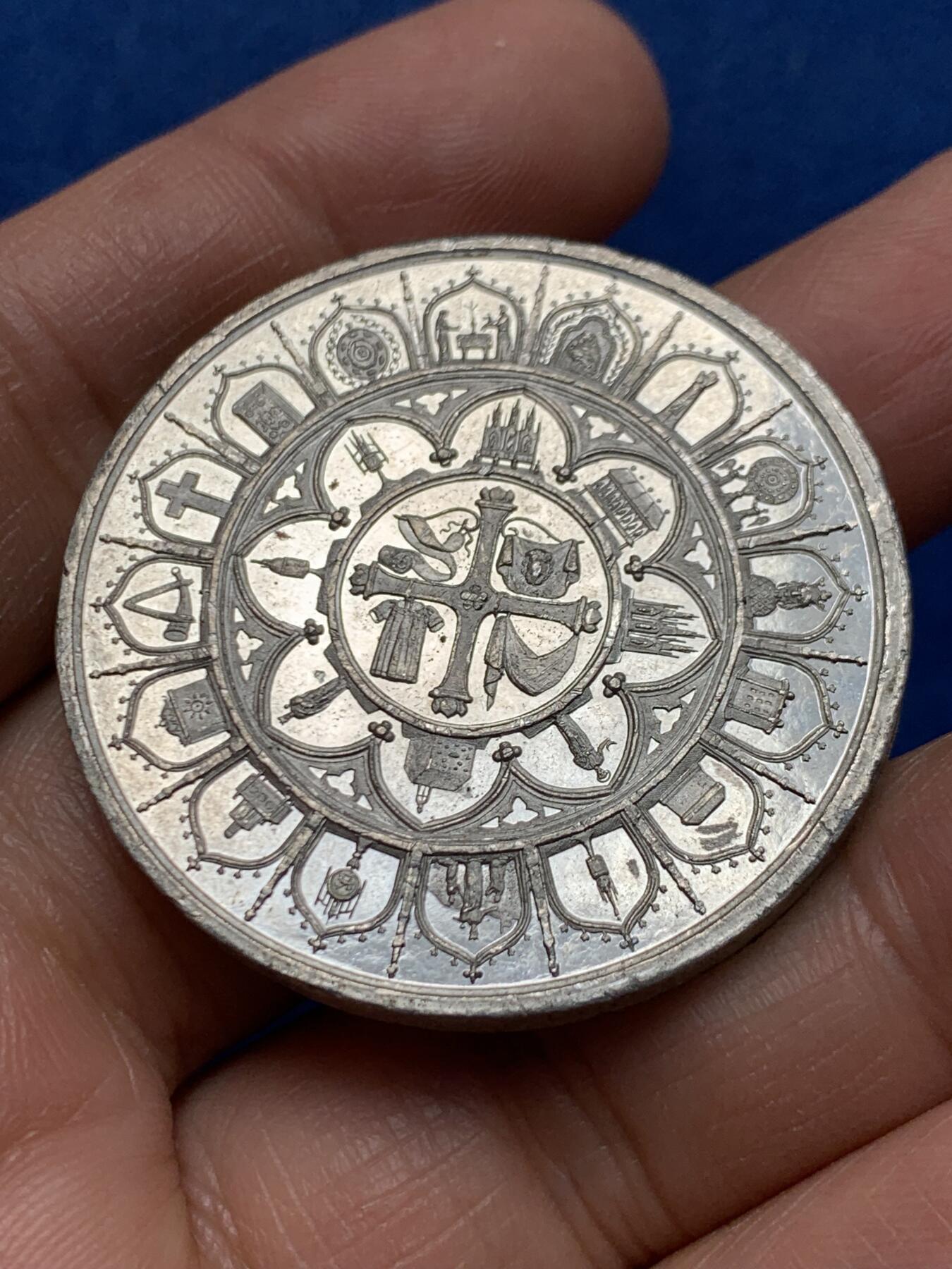 《竞宝斋》第464场 周日，周一，周二，3场连拍 （全场包邮）欢迎送拍 德国1846年查理曼大帝纪念章，玫瑰花窗很有特色，23.3克，40.6mm WM材质