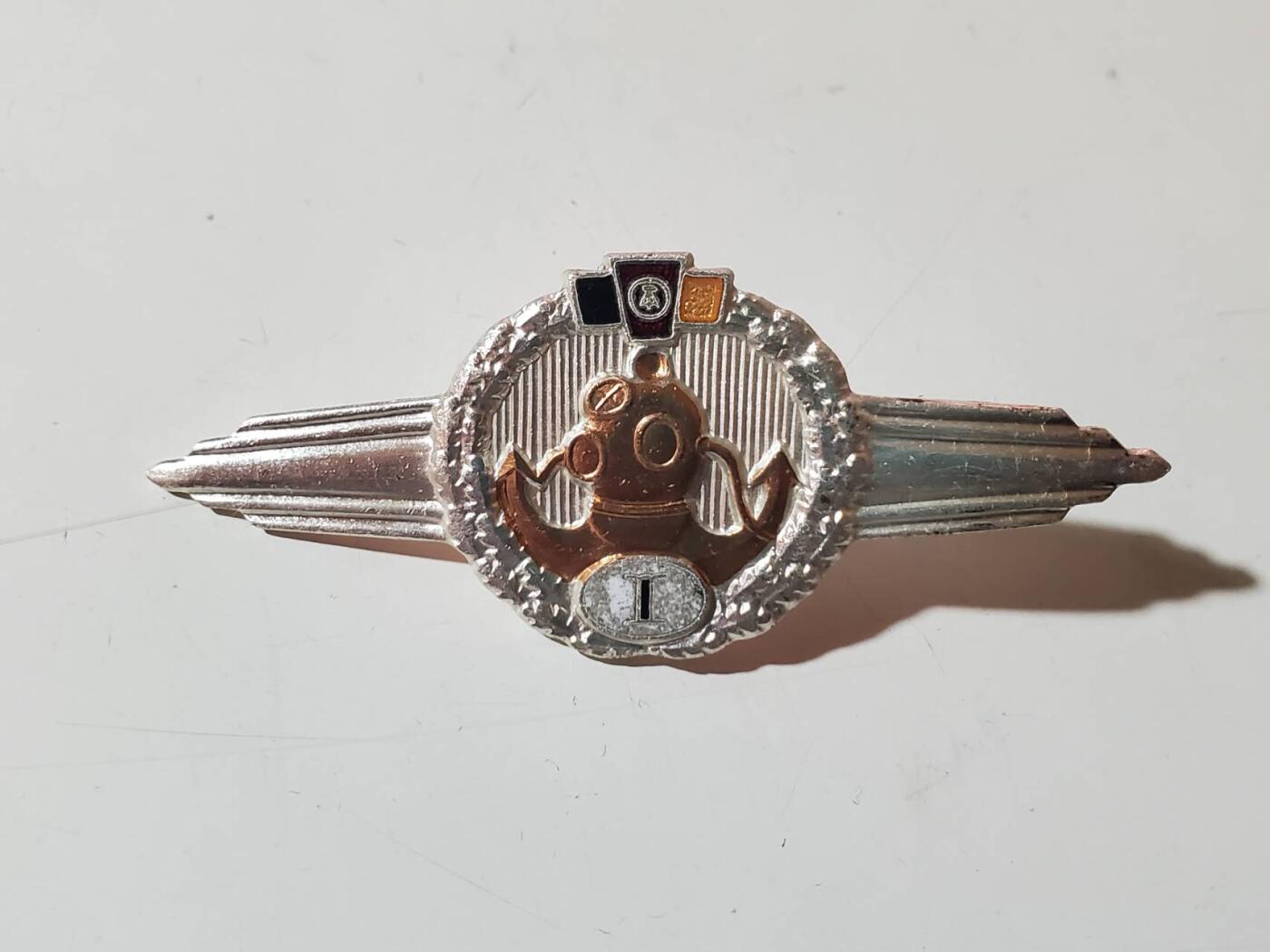 韵星假日军品类拍卖第三十九期暨默多克中校夫妇专场 -- Rimey Holidays Militaria Auction 39 & The Modoks Collection   民主德国60版本一级人民军潜水技能章 早期特种部队 转轮版本