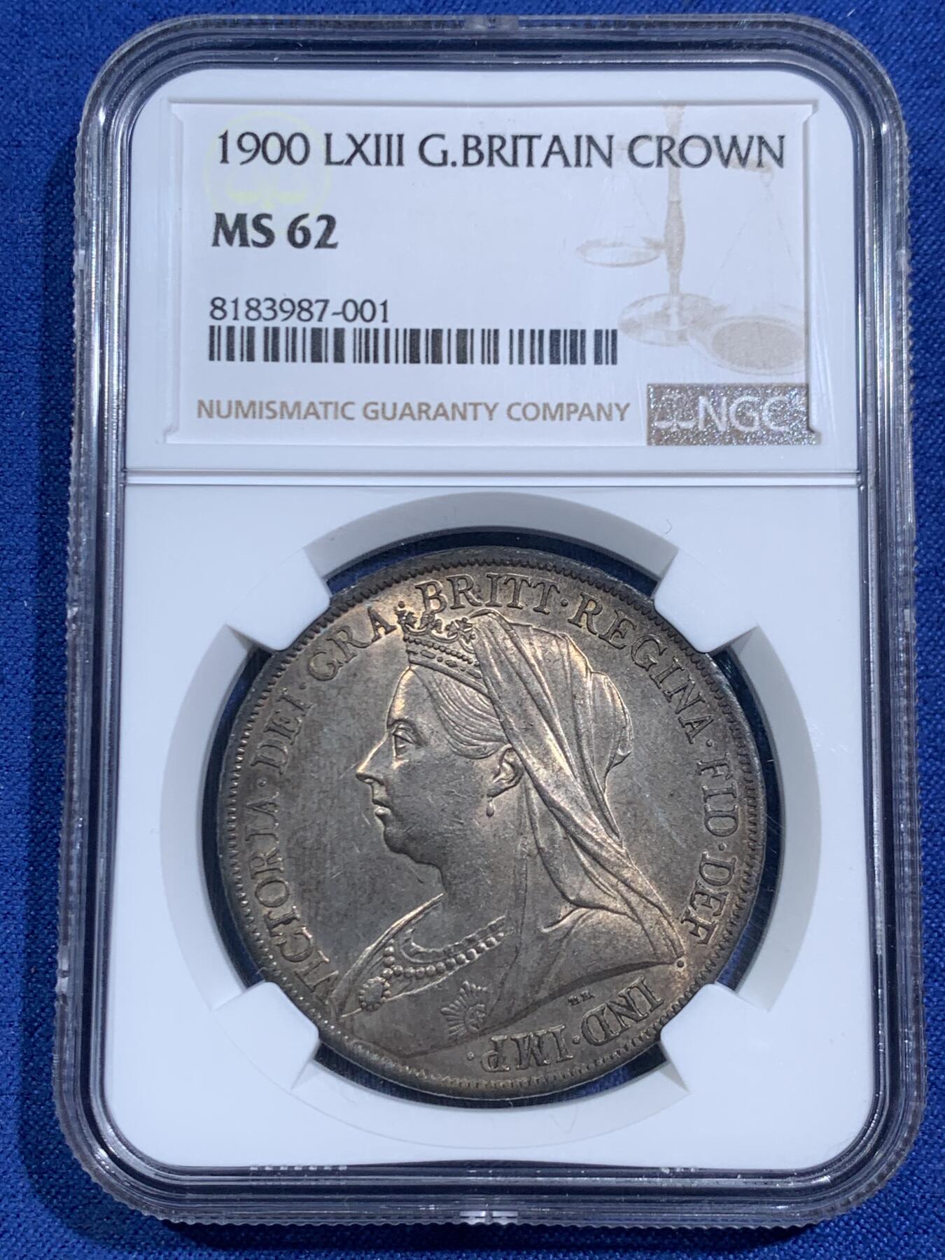 《竞宝斋》第464场 周日，周一，周二，3场连拍 （全场包邮）欢迎送拍 NGC MS62 英国 1900年 维多利亚披纱马剑克朗 极其稀有的LXIII边铭 同分8枚更高分仅9枚 属于好品存世量最少的版别之一 五彩包浆 整体的保存状态非常好