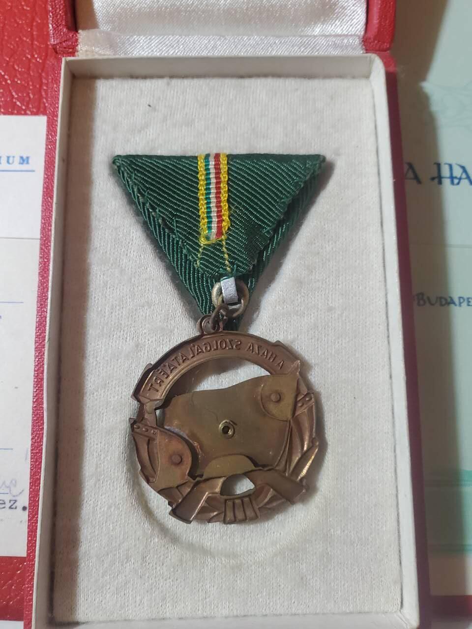 韵星假日军品类拍卖第三十九期暨默多克中校夫妇专场 -- Rimey Holidays Militaria Auction 39 & The Modoks Collection  匈牙利人民共和国默多克中校铜级为祖国服务奖章带盒（早期版本）带大证书佩戴证明一套 