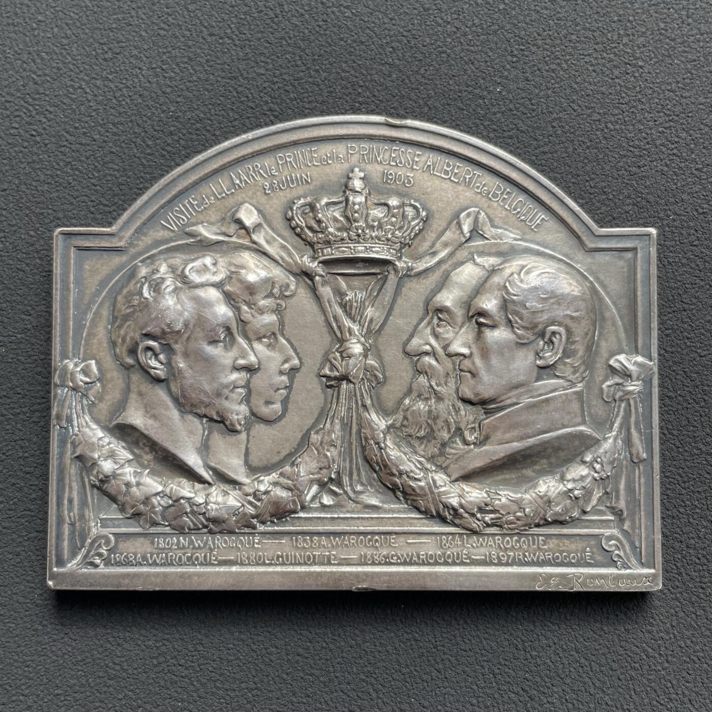 「木头集藏」“ 新岁撷珍”——章牌精品专场！ Rombaux～1903年比利时阿尔贝王子夫妇来访纪念银章，尺寸：71 × 56mm，109 g，边铭：ARGENT 银标，此款大版银章很少见！纪念马里蒙和巴斯库煤矿特许权100周年及阿尔贝王子夫妇来访。正面右侧为比利时国王利奥波德二世与先王利奥波德一世，左侧为阿尔贝王子（即后来的阿尔贝一世国王）与王子妃伊丽莎白。