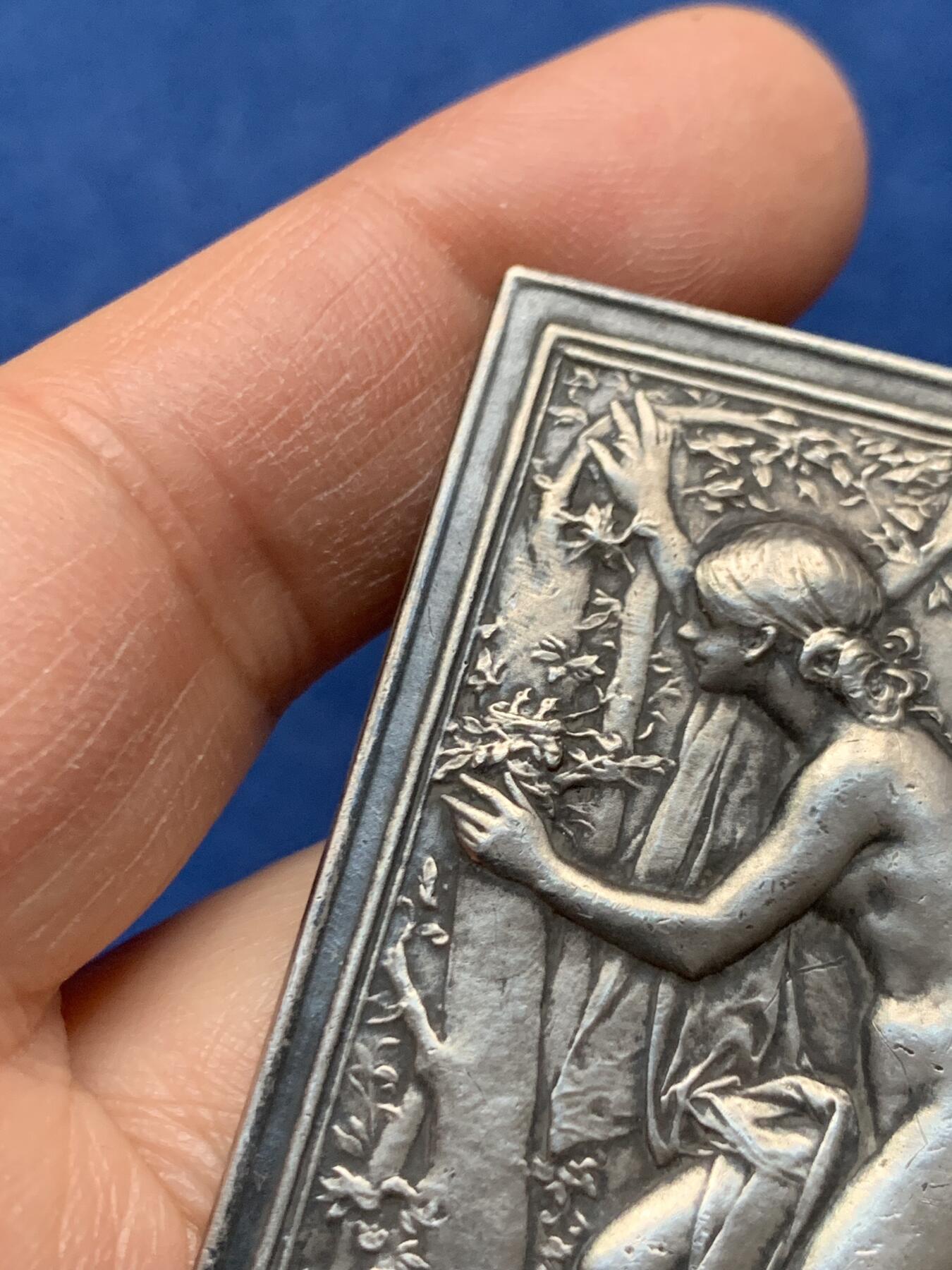 《竞宝斋》第464场 周日，周一，周二，3场连拍 （全场包邮）欢迎送拍 法国天才章牌大师杜普伊D.Dupuis代表作之一，巢，知名度较高的法章之一，新艺术风格代表作。人与自然，爱与和谐，材质950银，边铭丰饶角argent，大小37x65.8mm，重量57.3g，表面有些老的细小磕碰划痕，如图。