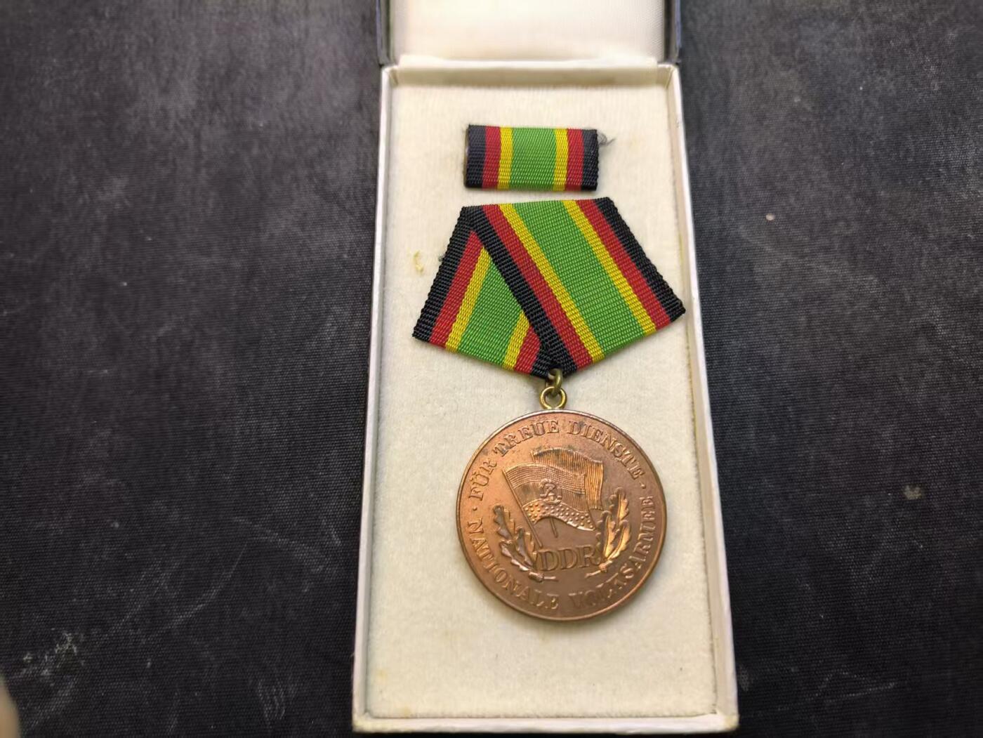 （店主清仓 大量自藏 制服徽章盛宴）罗岚⭐爱藏⭐甄选专拍第五场-分享拍场赚佣（实体经营） 民主德国人民军铜级忠诚服役奖章带盒略 早期T2版提手挂 绒底皮质盒