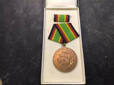 （店主清仓 大量自藏 制服徽章盛宴）罗岚⭐爱藏⭐甄选专拍第五场-分享拍场赚佣（实体经营） - 民主德国人民军铜级忠诚服役奖章带盒略 早期T2版提手挂 绒底皮质盒