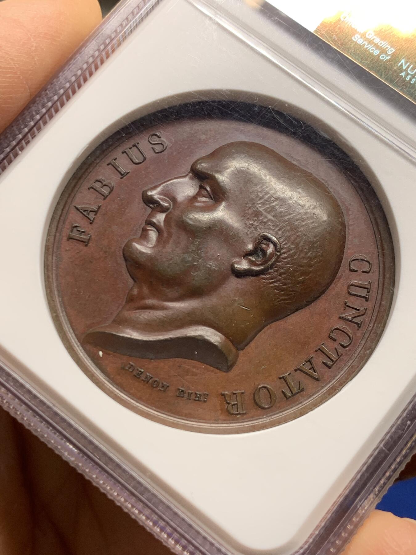 《竞宝斋》第464场 周日，周一，周二，3场连拍 （全场包邮）欢迎送拍 NGC MS62BN 法国1807年拿破仑一世在奥斯特罗德原铸铜章 稀见好品种 巴黎造币厂油光巧克力包浆 状态一流 加厚盒 拿破仑于1807年2月至4月驻扎在波兰的奥斯特罗德，等待来自法国的增援。背面法 比乌斯，古罗马政治家军事家，公元前3世纪罗马将军，以在第二次布匿战争中采用拖延战术对抗汉尼拔、挽救罗马于危难而闻名。这种被称为“法比乌斯战略”的策略为罗马最终胜利做出了贡献，拿破仑显然也希望效仿先