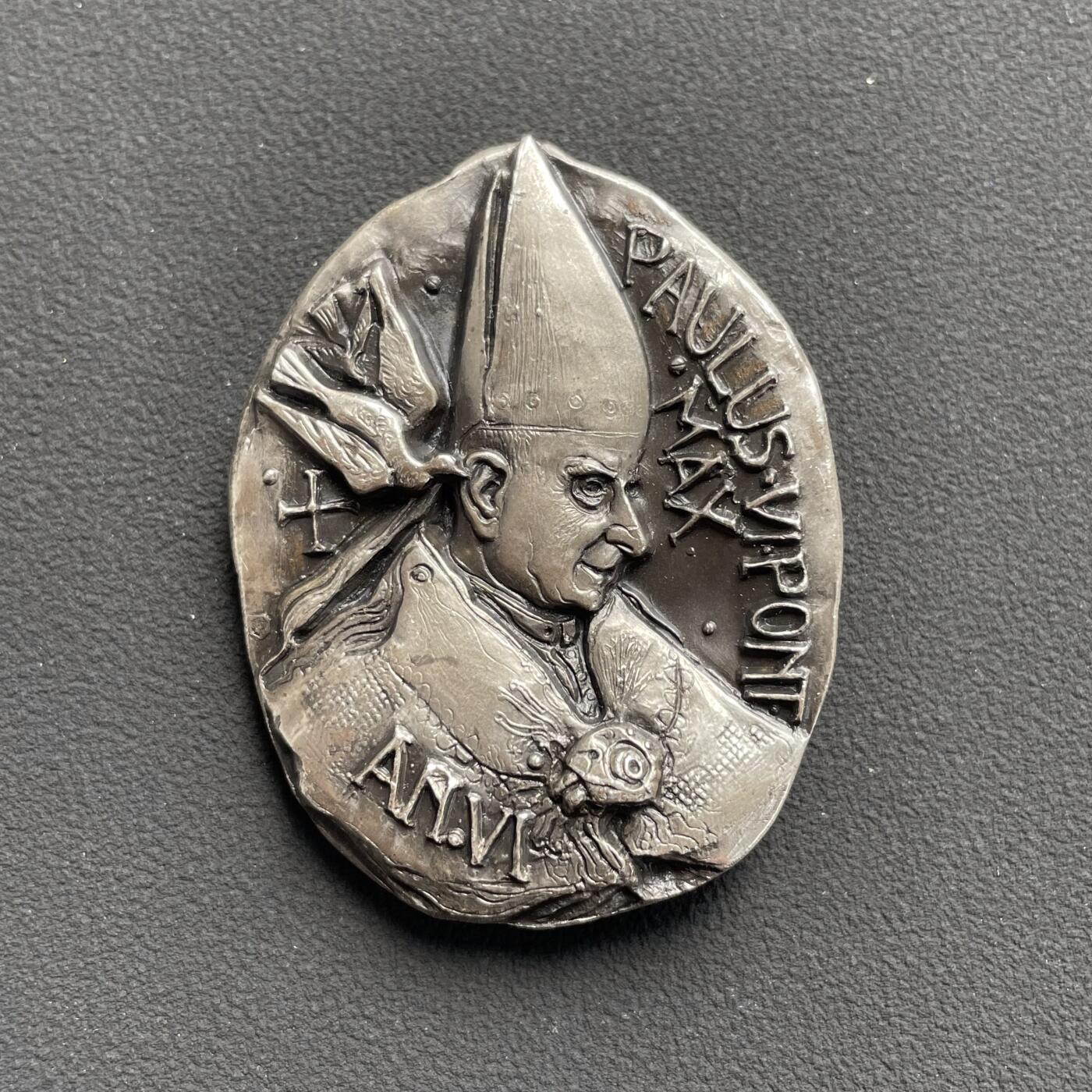 「木头集藏」“ 新岁撷珍”——章牌精品专场！   F. Bodini～1968年梵蒂冈圣召人数增长纪念银章，尺寸：45 × 35 mm，47.6 g，背面有800银标。表面采用仿古工艺处理，色泽非常漂亮。形状奇特，浮雕极高，感觉更像一个立体的雕塑而不是平面的浮雕，非常适合作为手把件。正面是罗马教皇保罗六世，背面是基督施福。