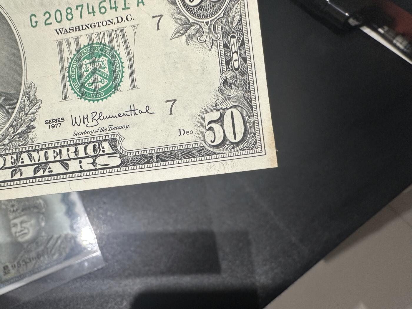 《外钞收藏家》第六百零七期（畅拍场）（本平台长期征集拍品、欢迎藏友们联系合作） 1977年美国小头版50美元  无折 有个黄斑