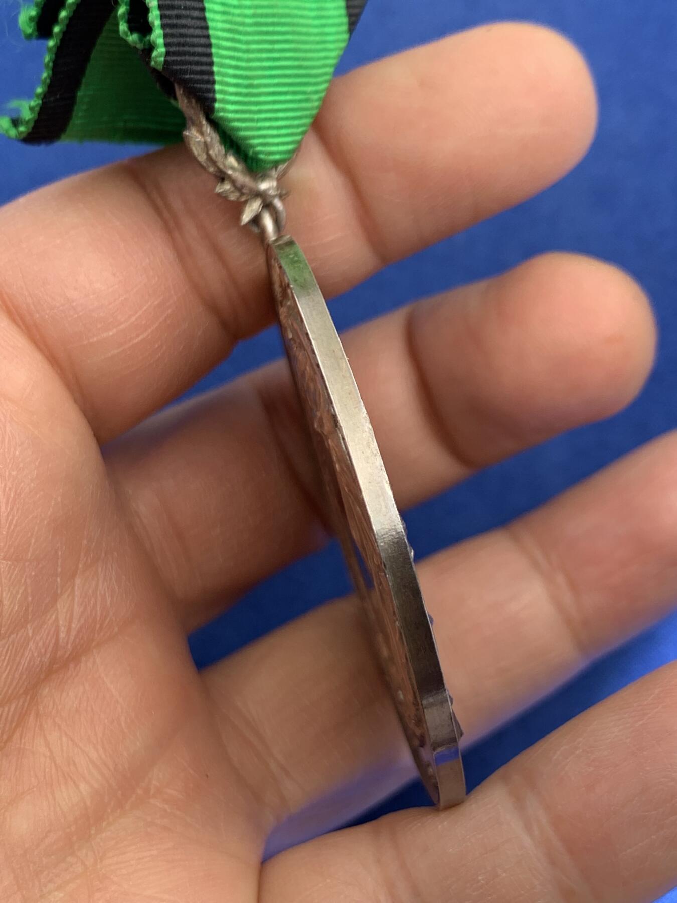 《竞宝斋》第464场 周日，周一，周二，3场连拍 （全场包邮）欢迎送拍 法国带环纯银镀金章，1896年某音乐比赛勋章，手里唯一的浮雕高度比章牌本身厚度还高的一枚勋章，浮雕高的感觉都不像压铸的，材质为950银镀金，挂环上有野猪头银标，直径50.6mm，重量46.46g，品相很美，原光背板，五彩包浆，有原装挂环和绶带，和章牌同字的烫金原盒