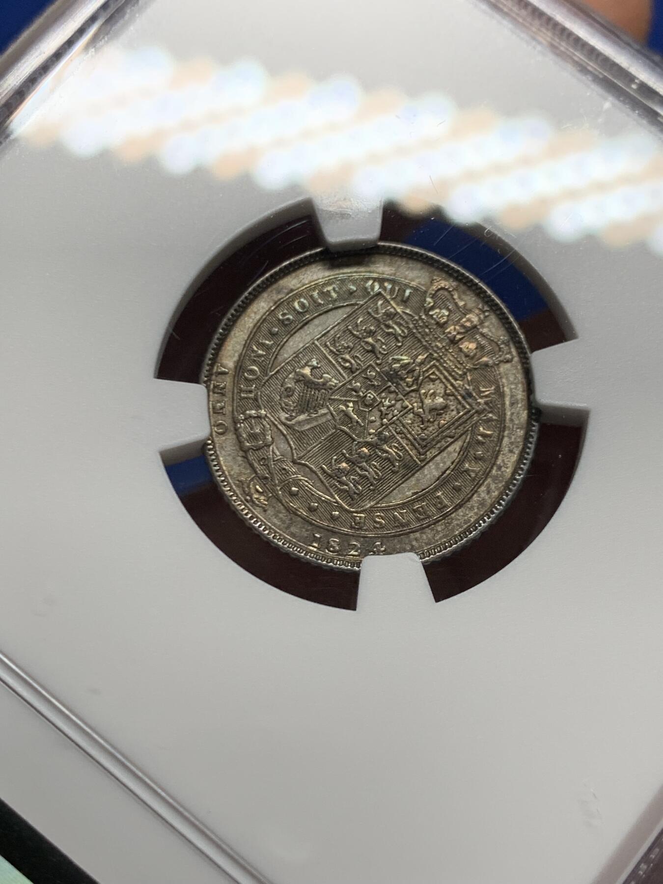 《竞宝斋》第464场 周日，周一，周二，3场连拍 （全场包邮）欢迎送拍 NGC MS62 英国1824年乔治四世国王6便士银币，铸造于英国皇家造币厂，正面有明显的镜面感以及蓝调包浆，非常漂亮，背面灰色包浆，细节完整。整体非常舒服。