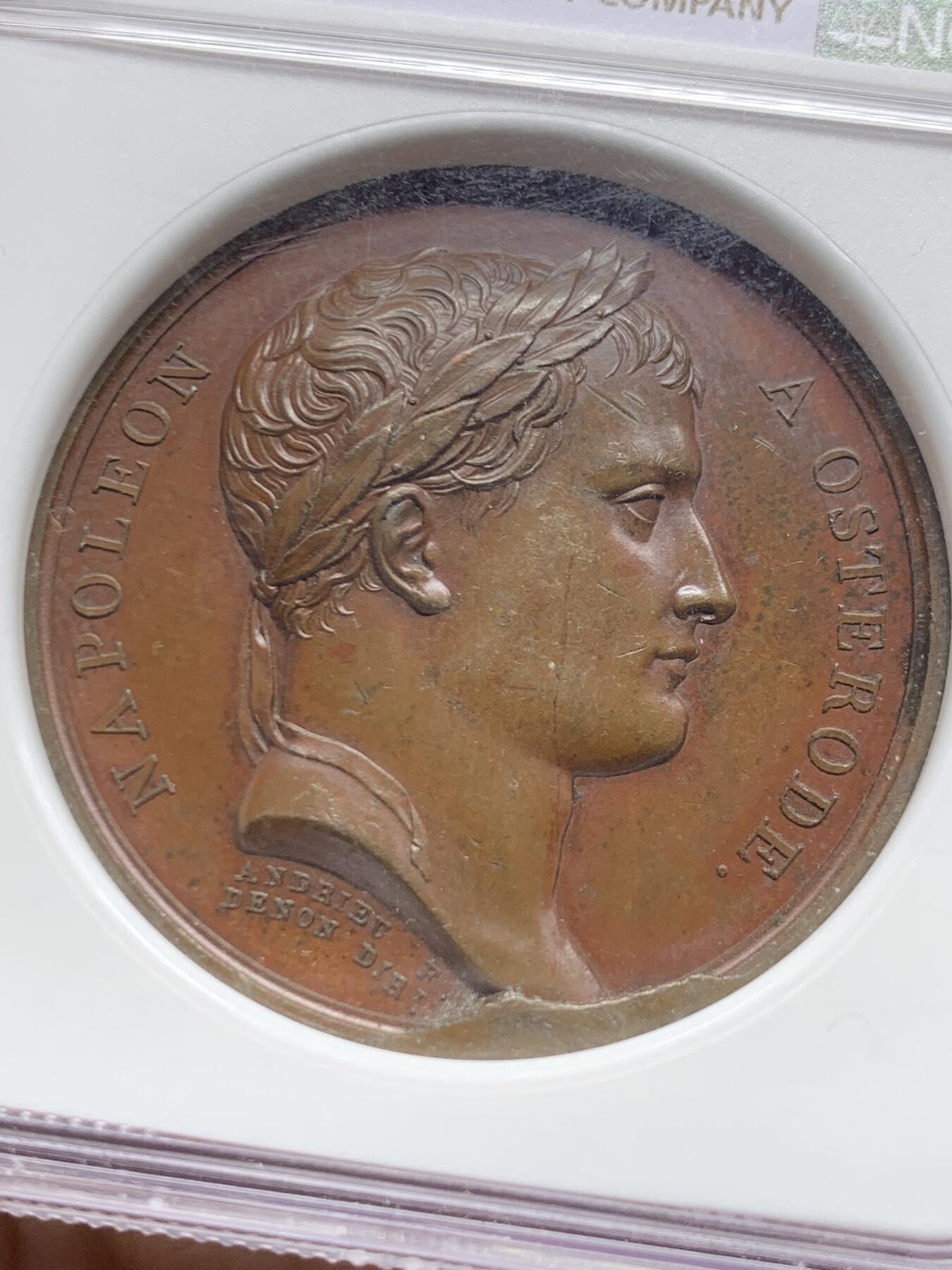 《竞宝斋》第464场 周日，周一，周二，3场连拍 （全场包邮）欢迎送拍 NGC MS62BN 法国1807年拿破仑一世在奥斯特罗德原铸铜章 稀见好品种 巴黎造币厂油光巧克力包浆 状态一流 加厚盒 拿破仑于1807年2月至4月驻扎在波兰的奥斯特罗德，等待来自法国的增援。背面法 比乌斯，古罗马政治家军事家，公元前3世纪罗马将军，以在第二次布匿战争中采用拖延战术对抗汉尼拔、挽救罗马于危难而闻名。这种被称为“法比乌斯战略”的策略为罗马最终胜利做出了贡献，拿破仑显然也希望效仿先