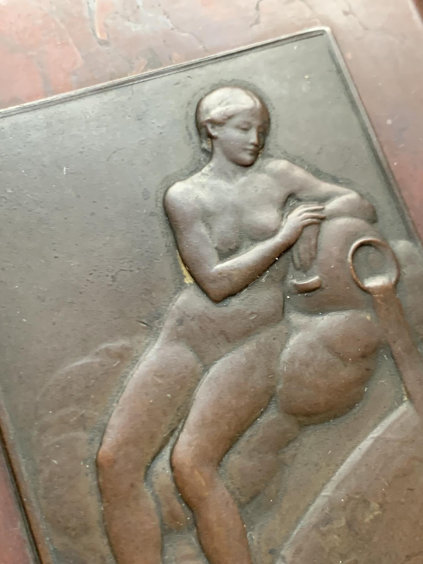 《竞宝斋》第464场 周日，周一，周二，3场连拍 （全场包邮）欢迎送拍 法国维泰勒温泉铜章 (La Grande Sourcede Vittel)嵌石桌面摆件 少见铜章 泉 法国新艺术时期美女清凉章 表现了一位半躺的女性裸体形象，倚靠在象征泉水出口的器形之上，身体姿态柔和，寓意泉水的滋养与生命力。607克，120x85.5x22mm，石板的角略有破损，细节见图。