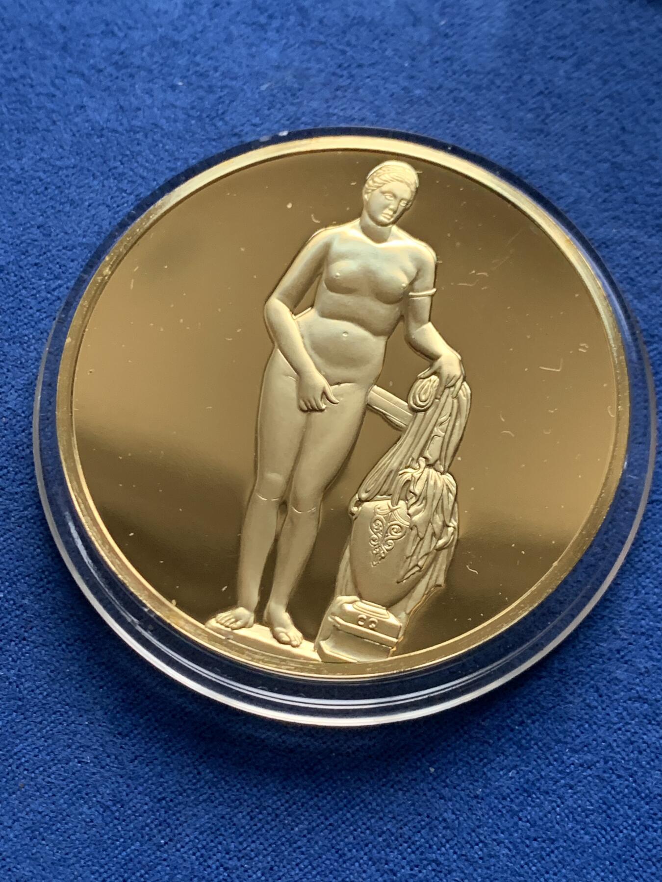 《竞宝斋》第464场 周日，周一，周二，3场连拍 （全场包邮）欢迎送拍 美国 1983年 古希腊艺术瑰宝镀金大铜章，直径50mm，重79.5克，尼多斯的阿芙洛狄忒，女神沐浴，美轮美奂。富兰克林造币厂铸造，精制镜面工艺。金水非常足，边缘标注铜镀24K金