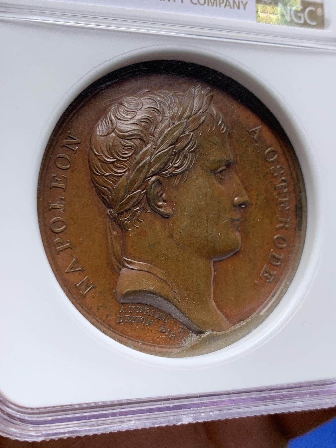 《竞宝斋》第464场 周日，周一，周二，3场连拍 （全场包邮）欢迎送拍 NGC MS62BN 法国1807年拿破仑一世在奥斯特罗德原铸铜章 稀见好品种 巴黎造币厂油光巧克力包浆 状态一流 加厚盒 拿破仑于1807年2月至4月驻扎在波兰的奥斯特罗德，等待来自法国的增援。背面法 比乌斯，古罗马政治家军事家，公元前3世纪罗马将军，以在第二次布匿战争中采用拖延战术对抗汉尼拔、挽救罗马于危难而闻名。这种被称为“法比乌斯战略”的策略为罗马最终胜利做出了贡献，拿破仑显然也希望效仿先